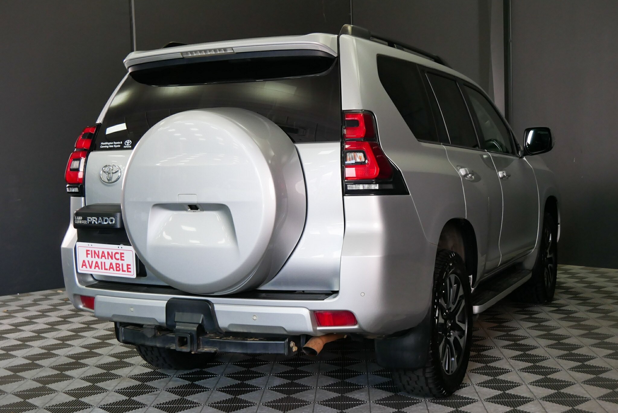Toyota Landcruiser Prado image 3
