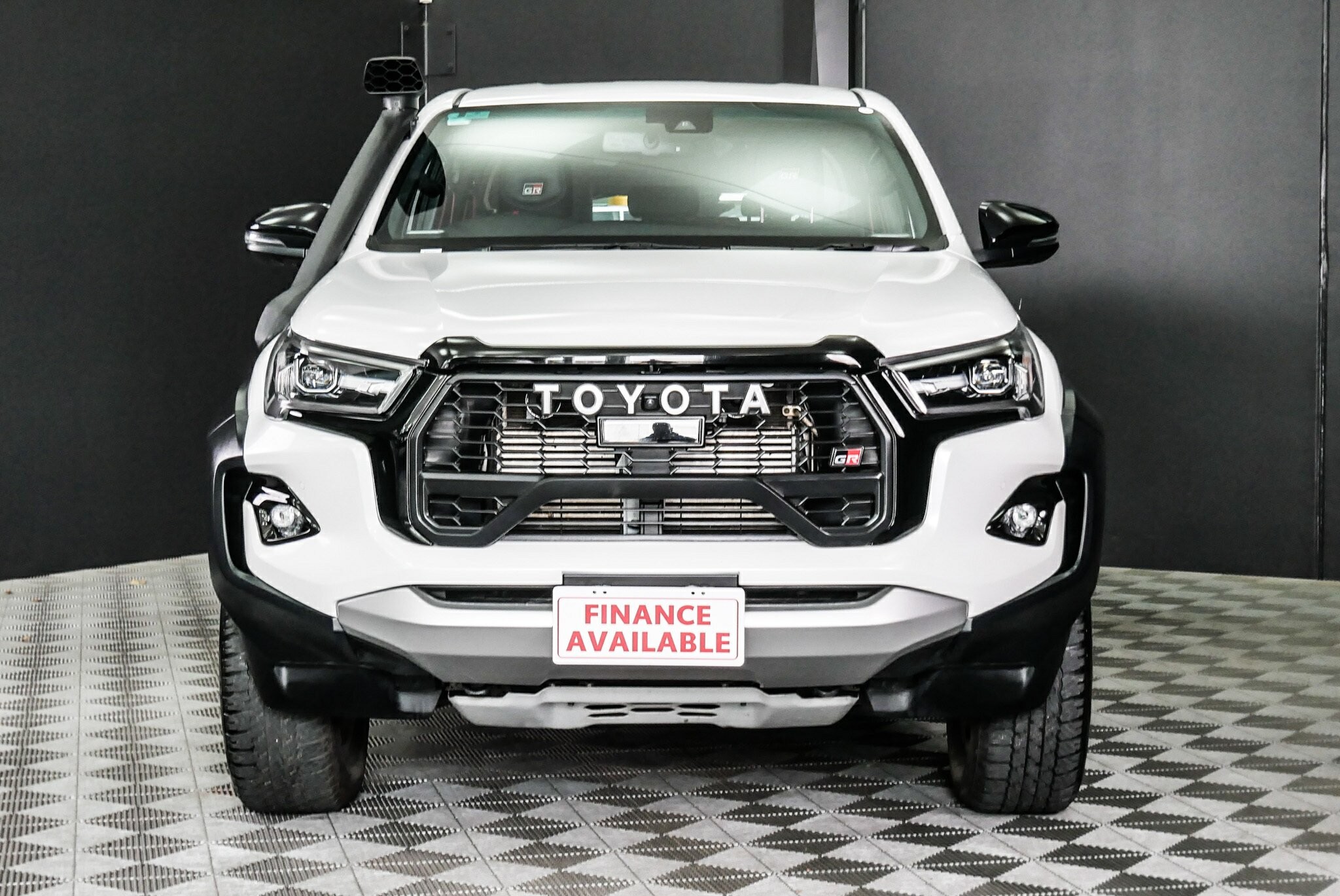 Toyota Hilux image 2