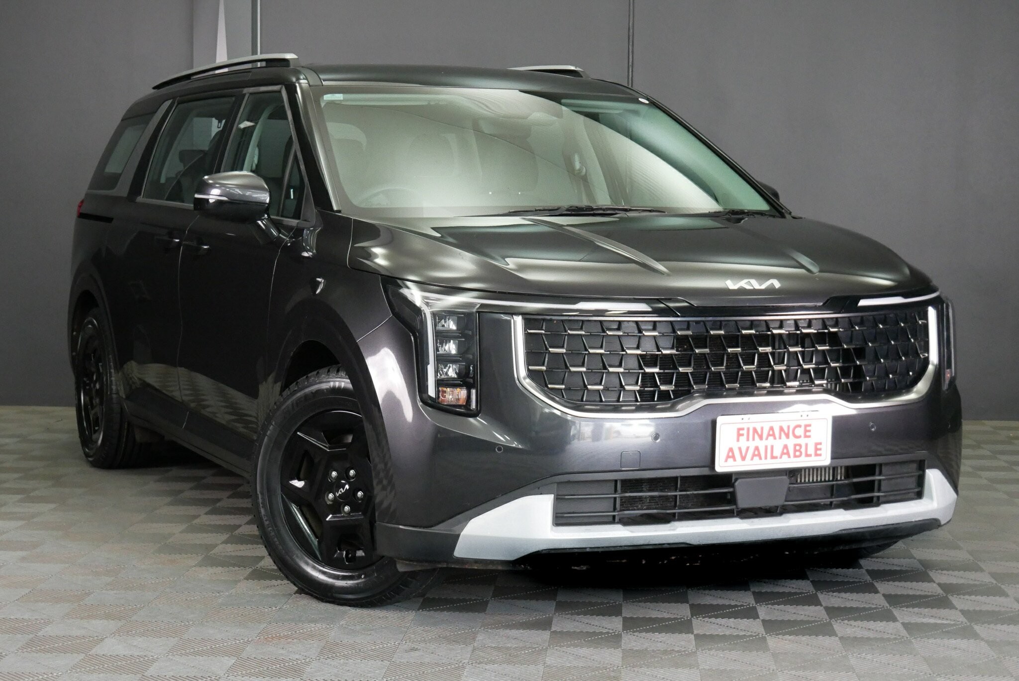 Kia Carnival image 1