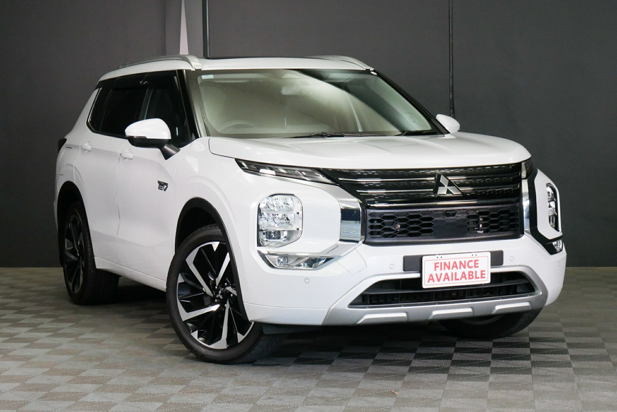Mitsubishi Outlander image 1