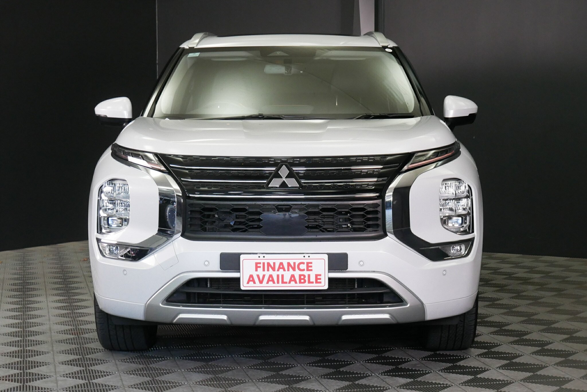 Mitsubishi Outlander image 2
