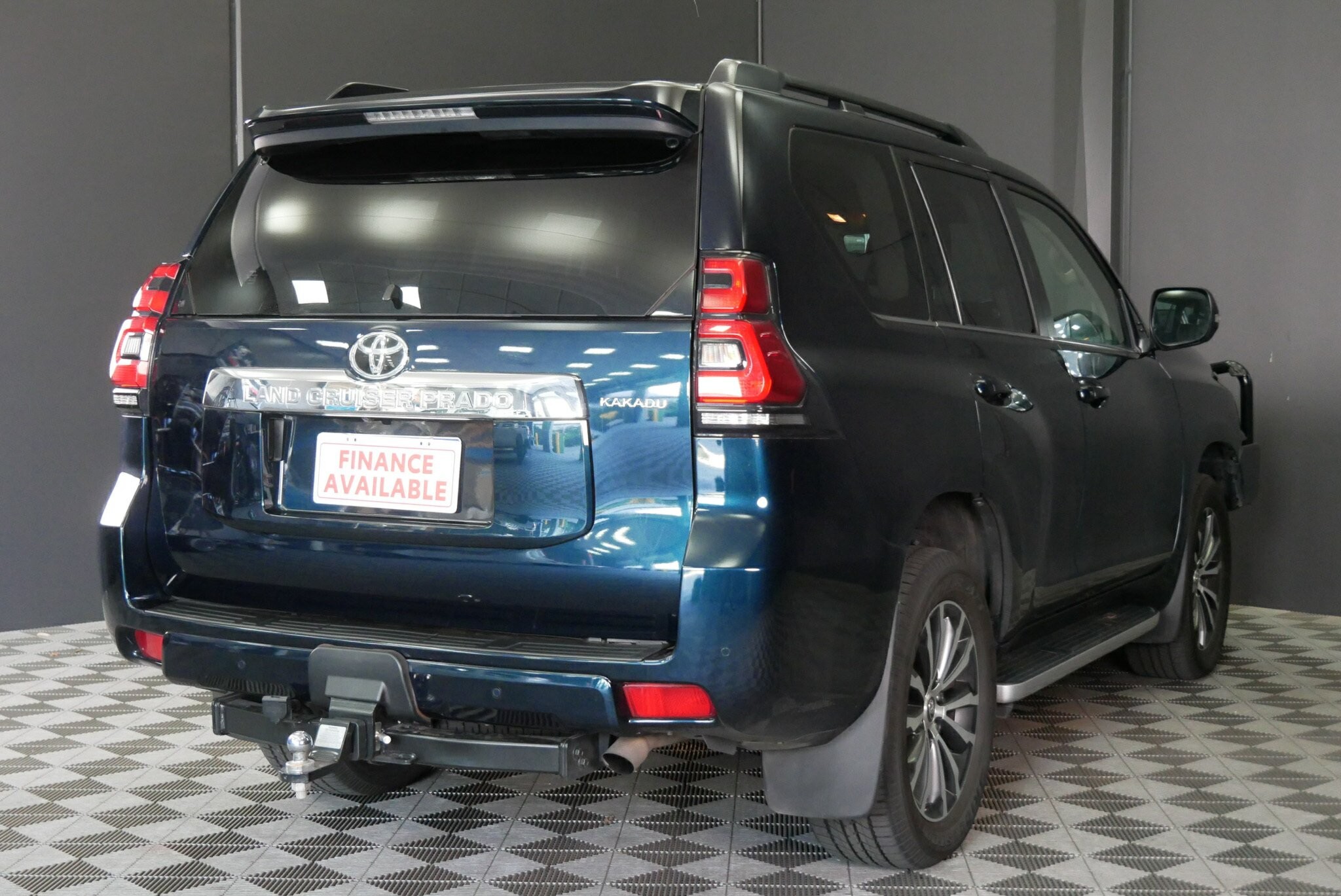 Toyota Landcruiser Prado image 4