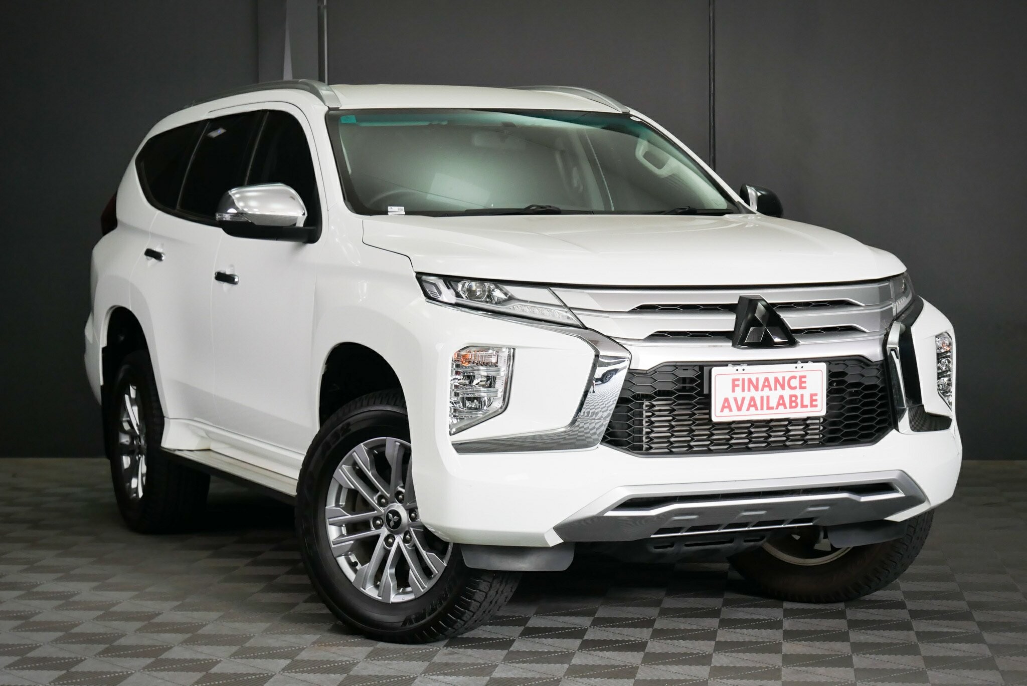 Mitsubishi Pajero Sport image 1