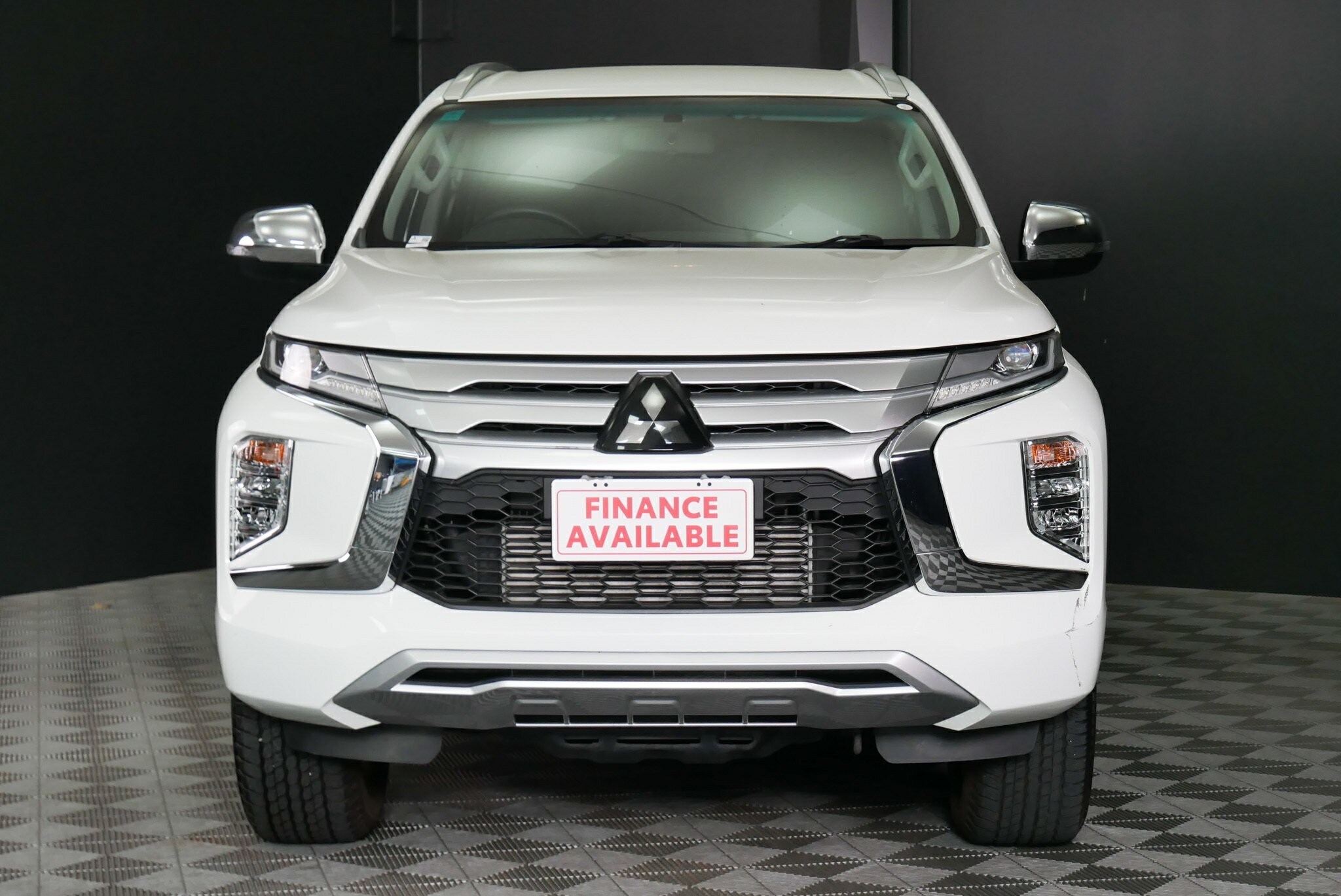 Mitsubishi Pajero Sport image 2