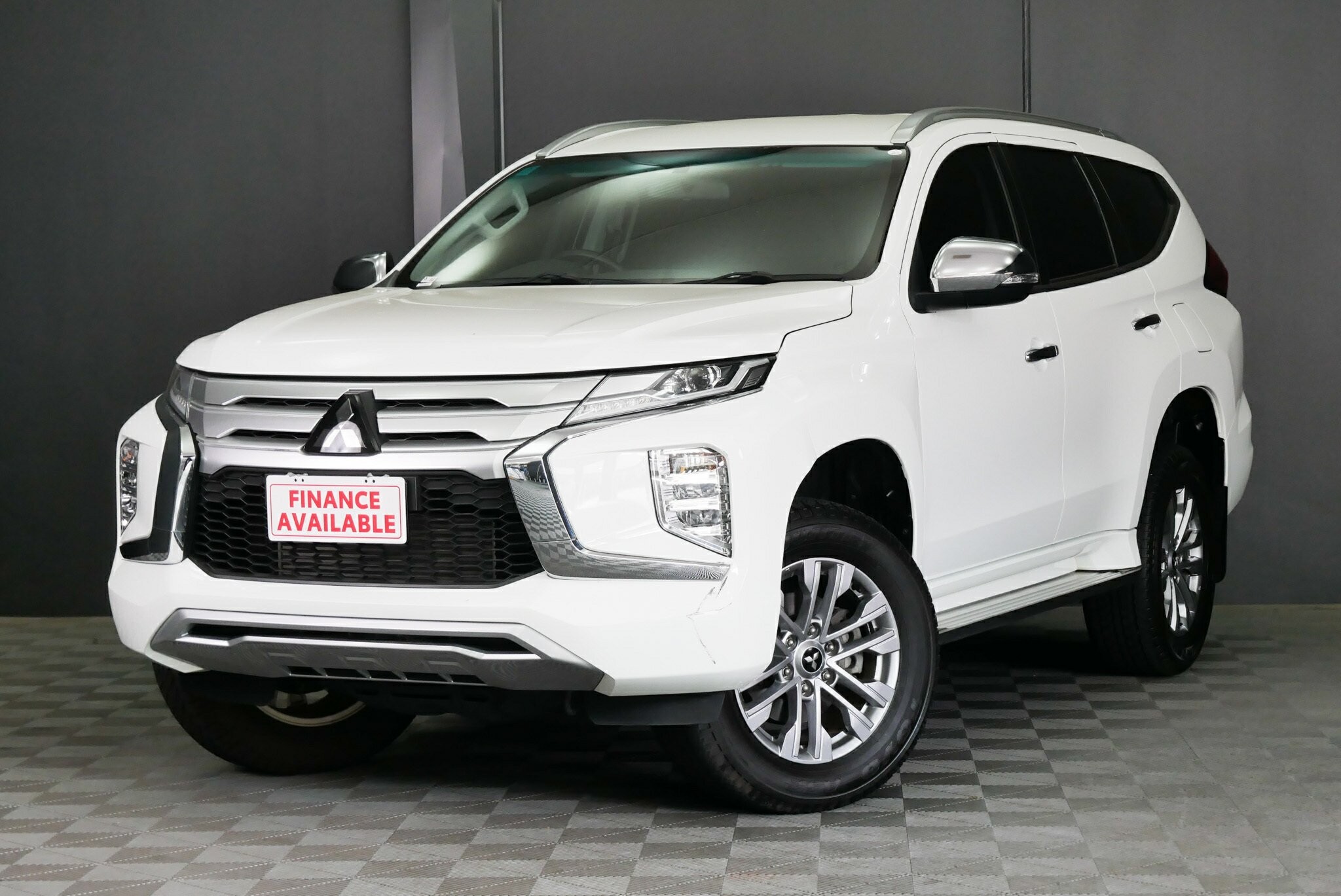 Mitsubishi Pajero Sport image 3