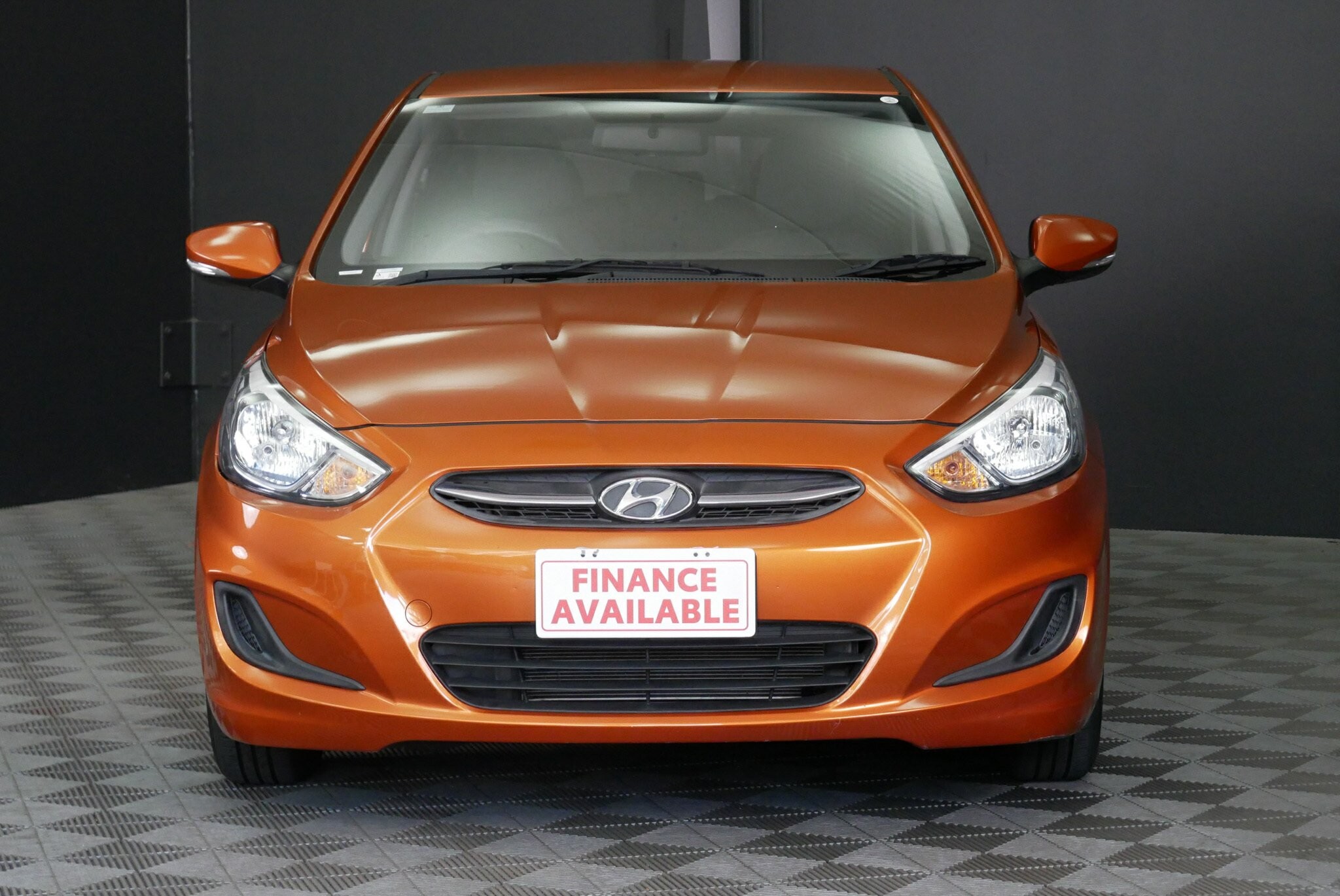 Hyundai Accent image 2