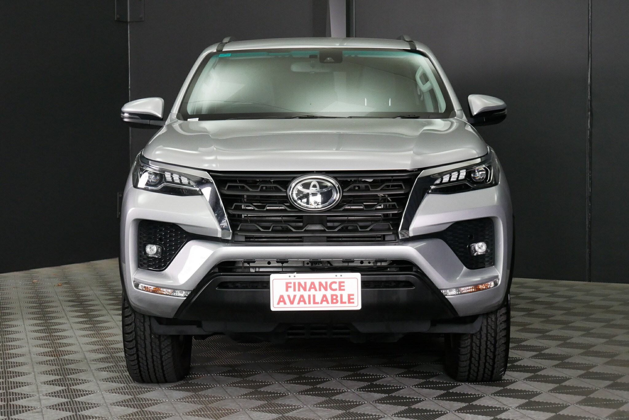 Toyota Fortuner image 2