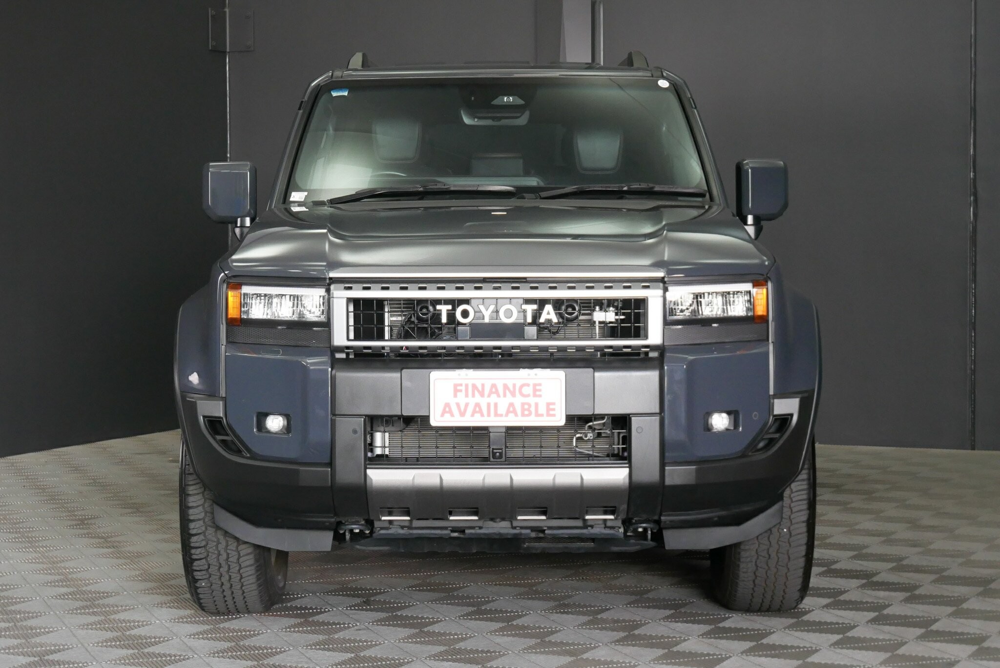 Toyota Landcruiser Prado image 2