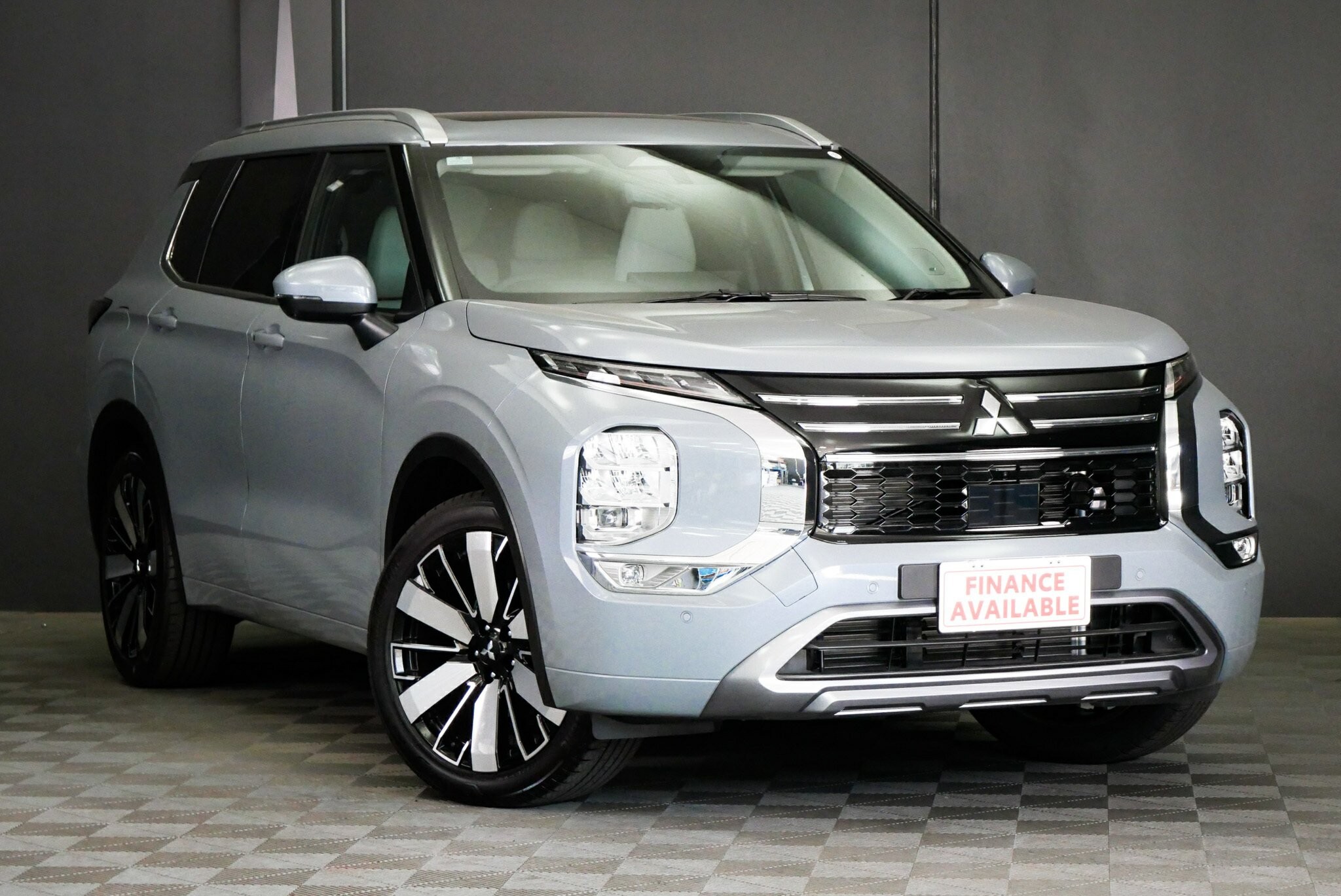 Mitsubishi Outlander image 1