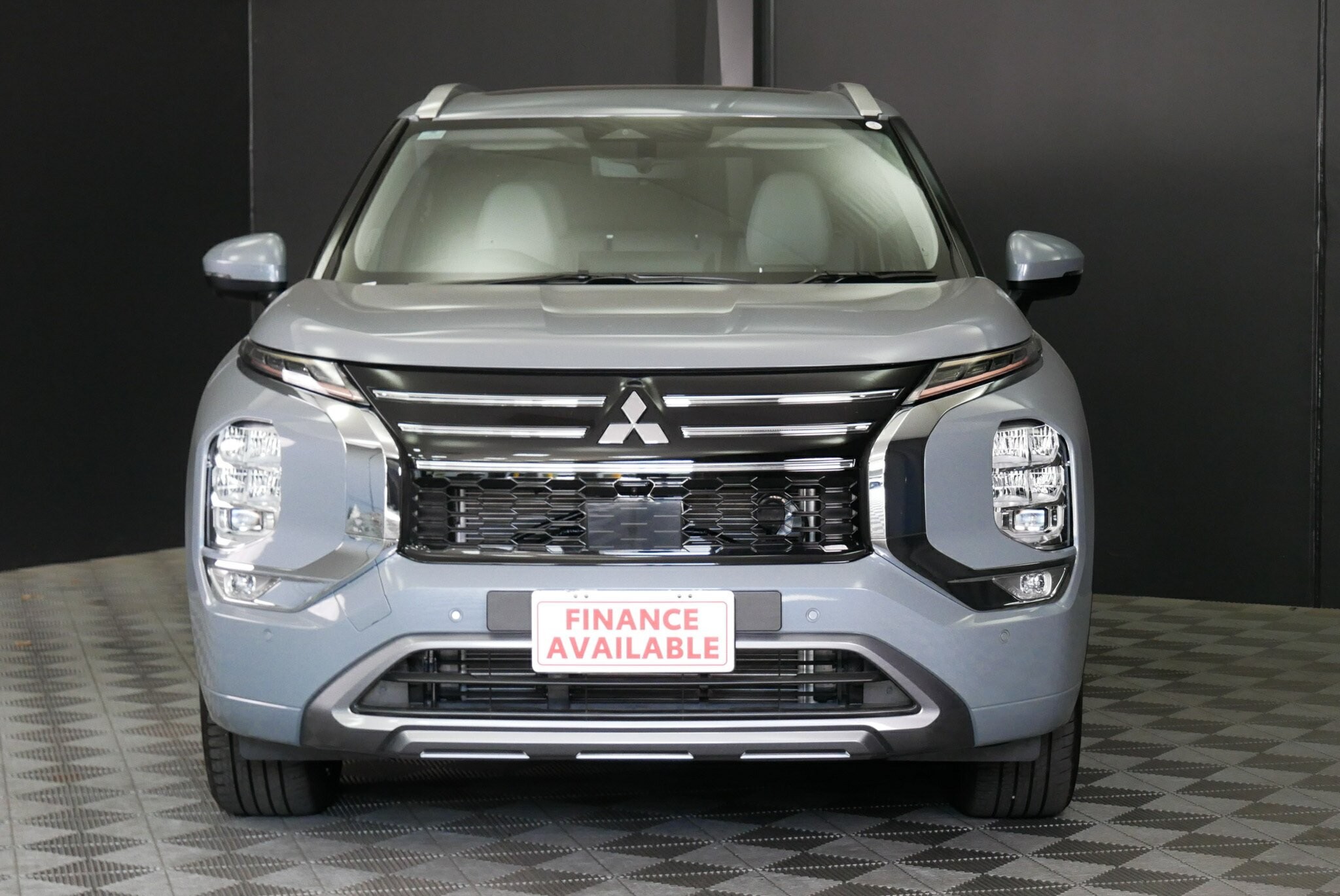 Mitsubishi Outlander image 2
