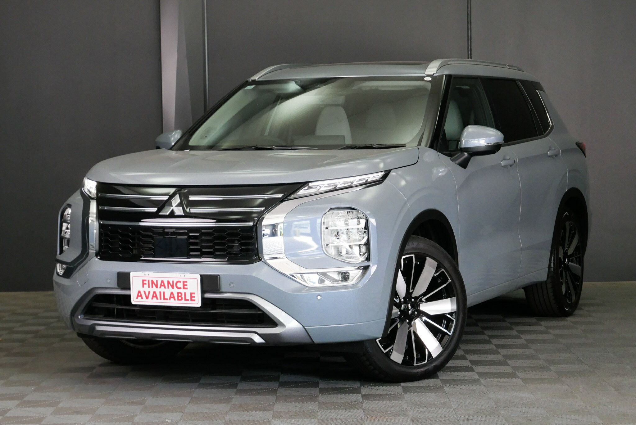 Mitsubishi Outlander image 3