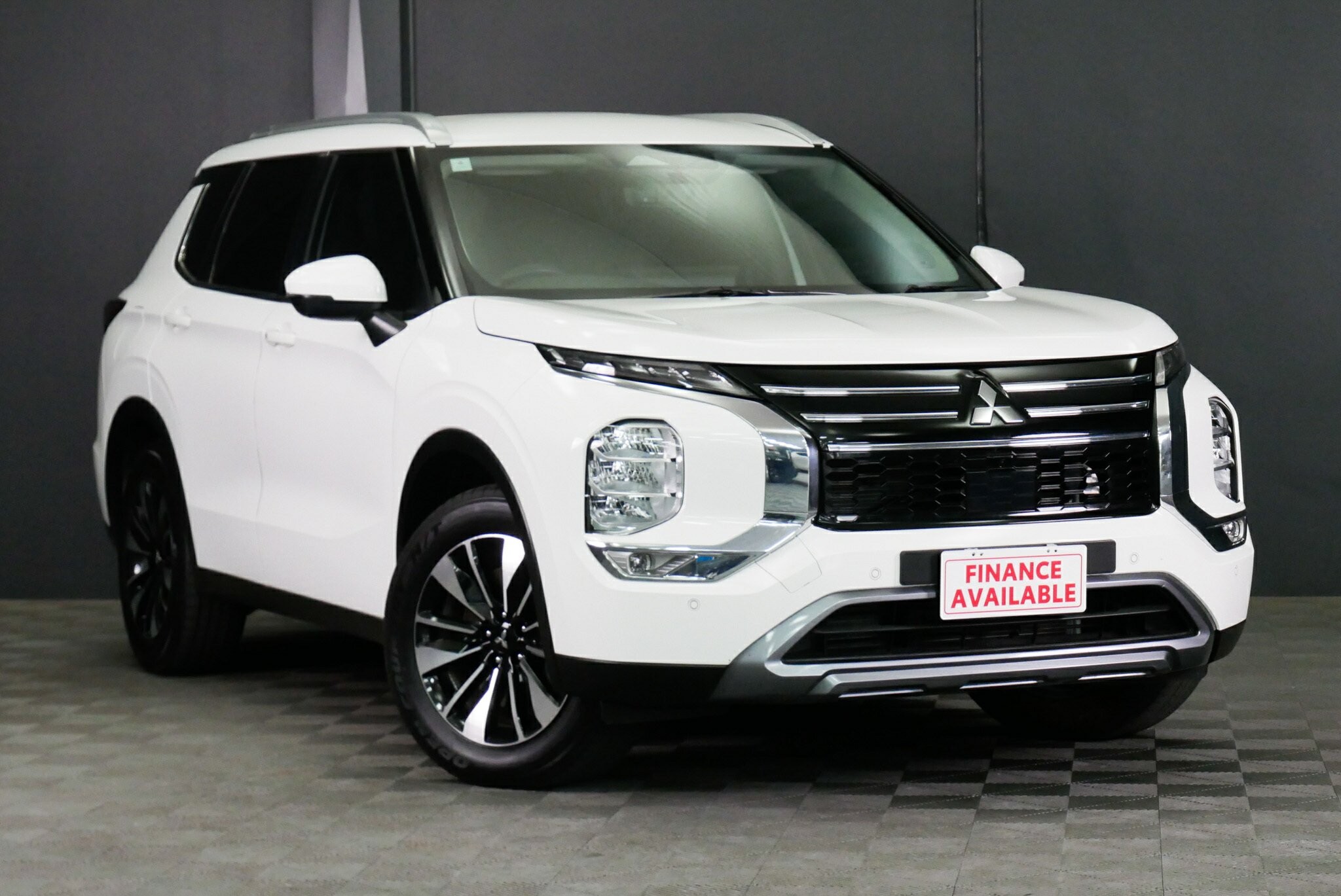 Mitsubishi Outlander image 1