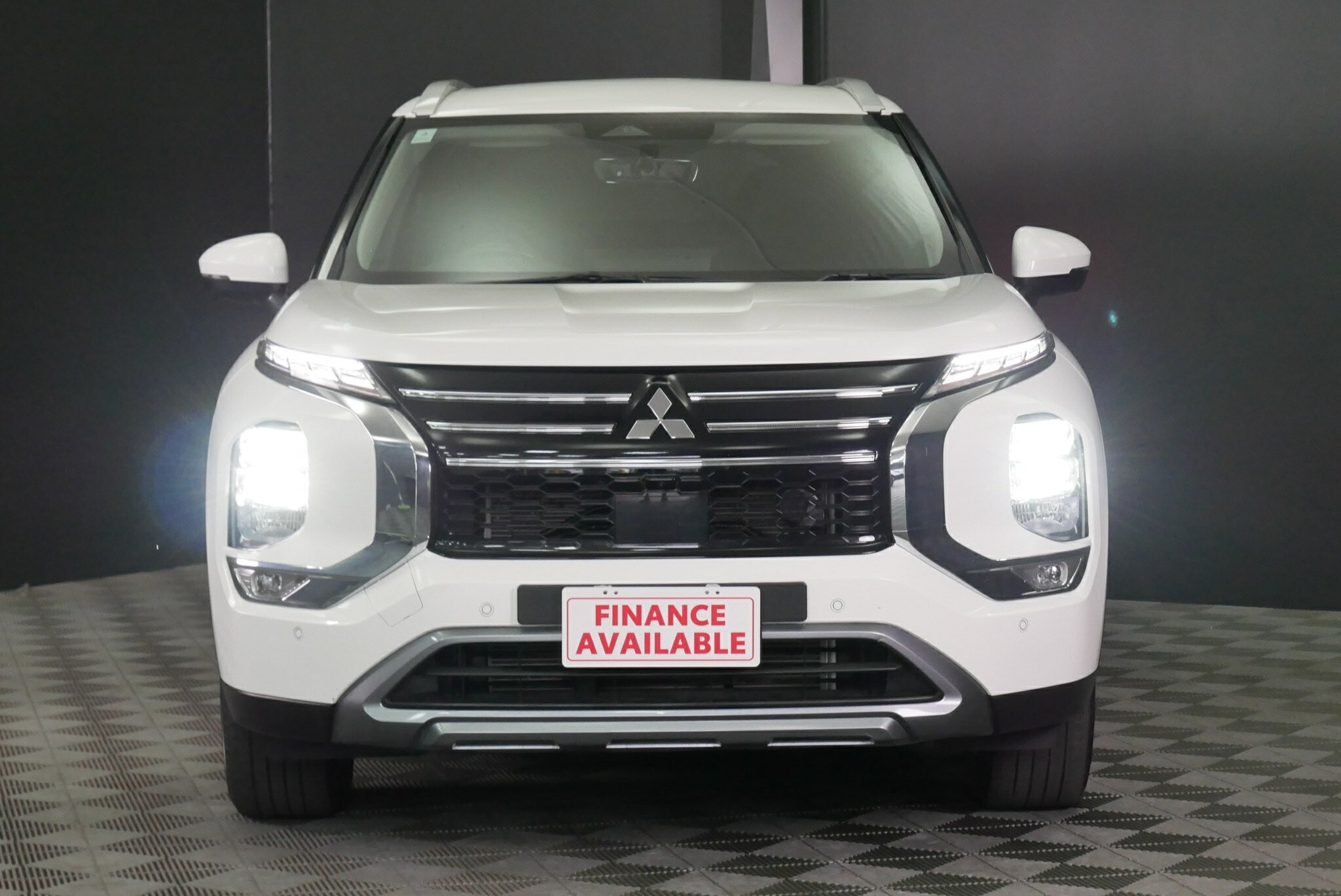 Mitsubishi Outlander image 2
