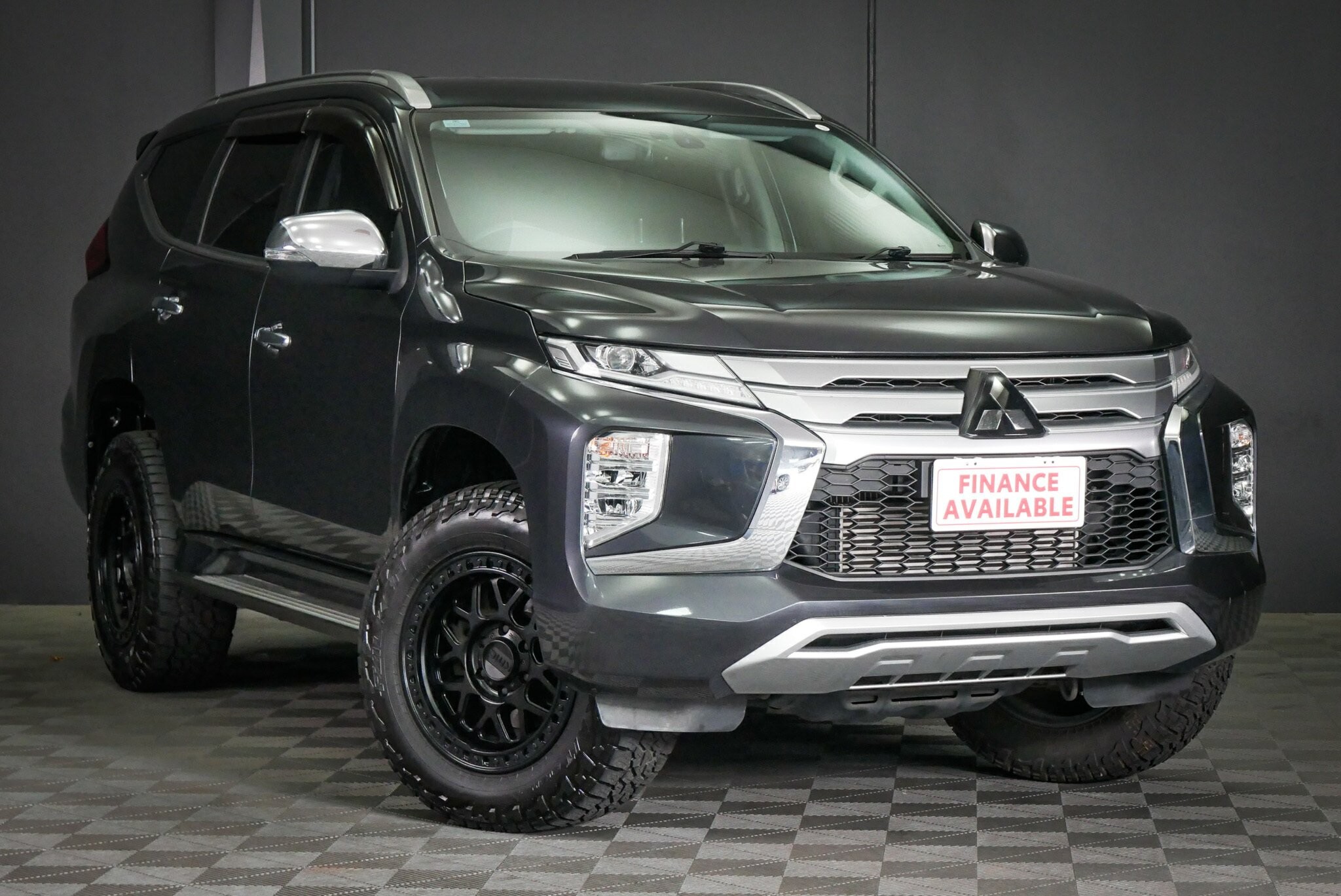 Mitsubishi Pajero Sport image 1