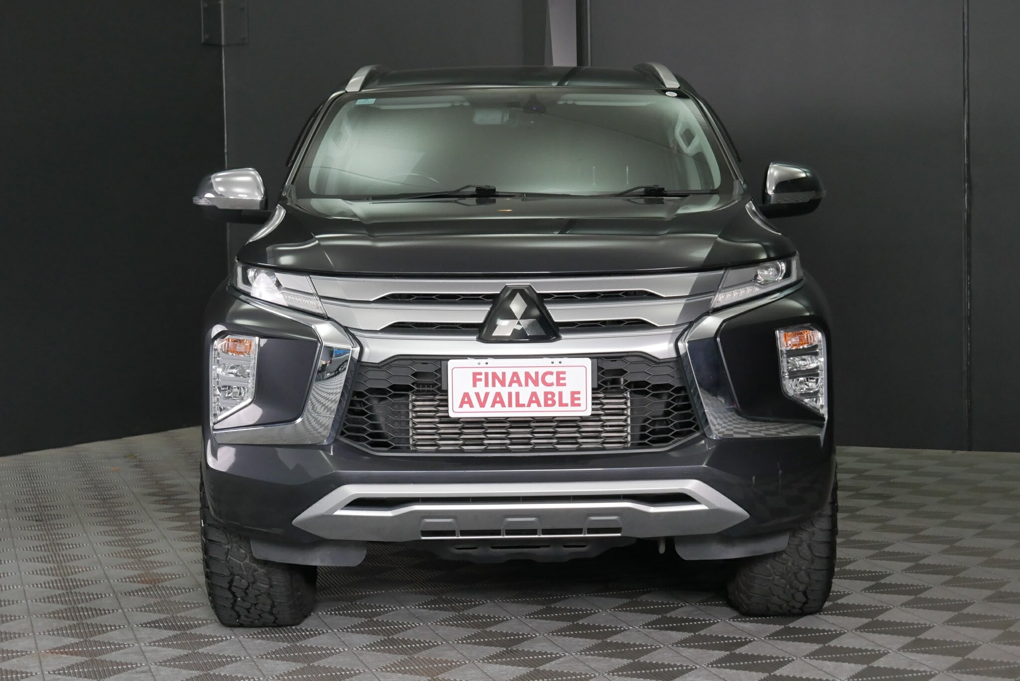 Mitsubishi Pajero Sport image 2