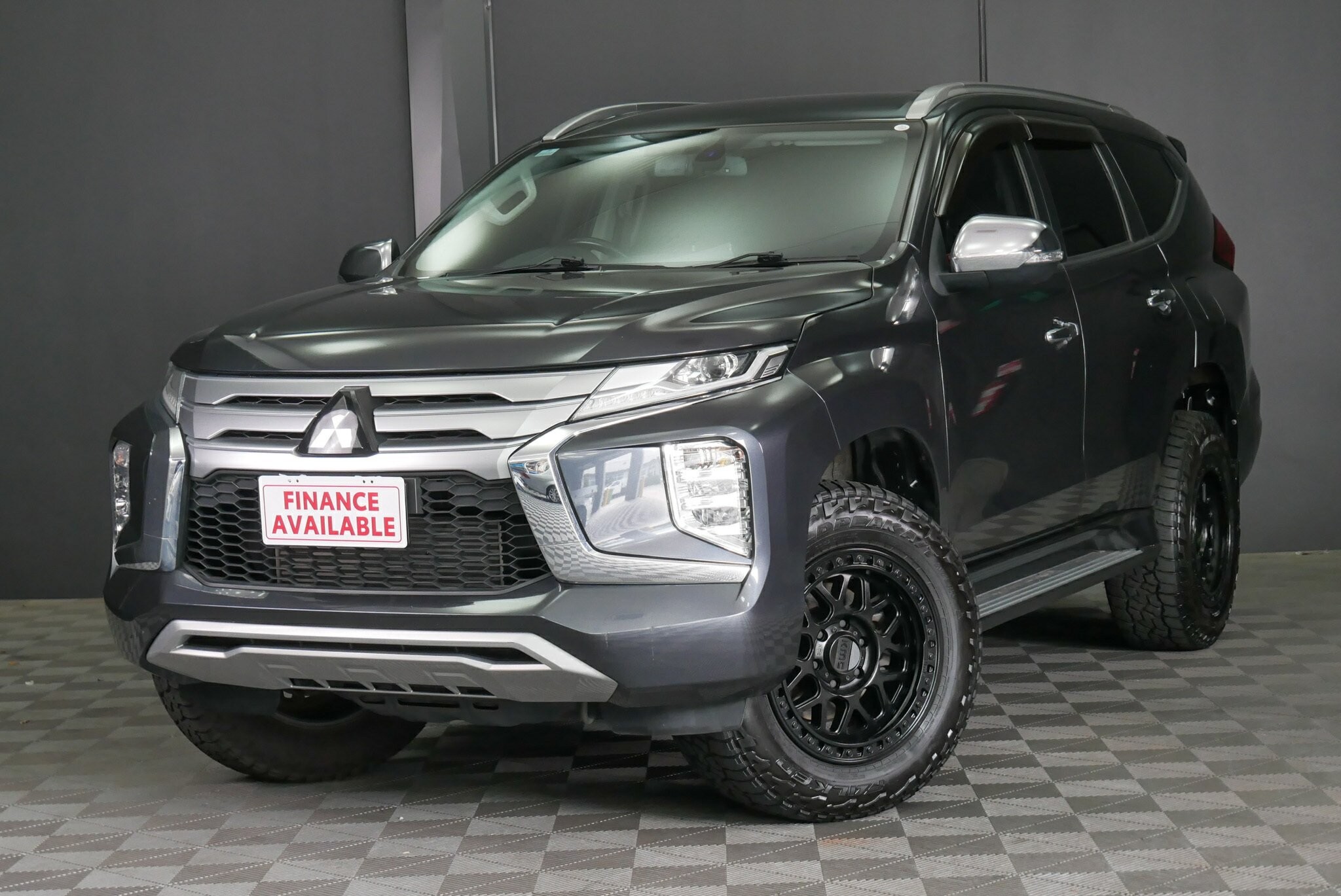 Mitsubishi Pajero Sport image 3