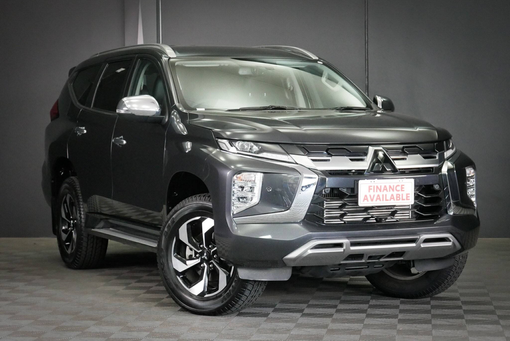 Mitsubishi Pajero Sport image 1