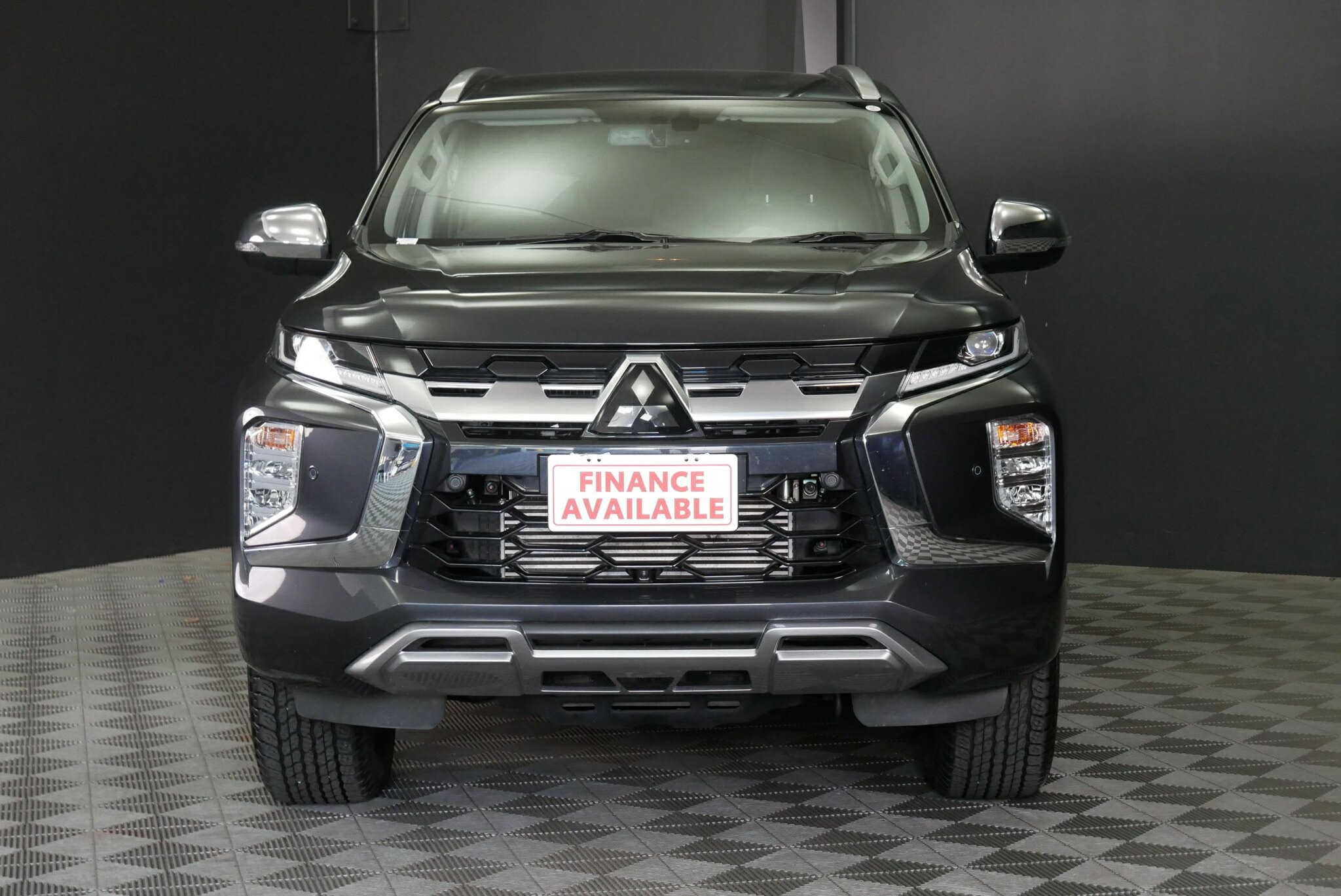 Mitsubishi Pajero Sport image 2