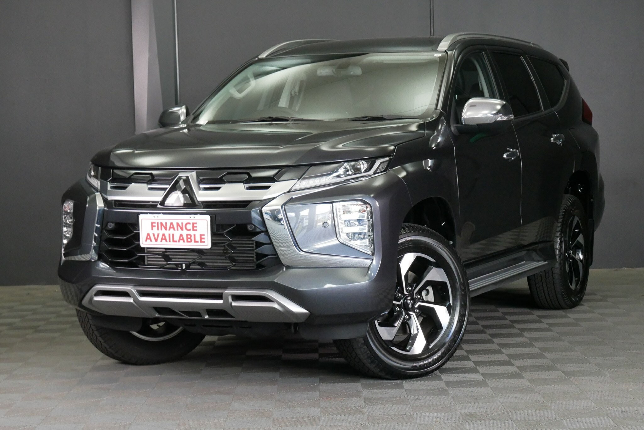 Mitsubishi Pajero Sport image 3