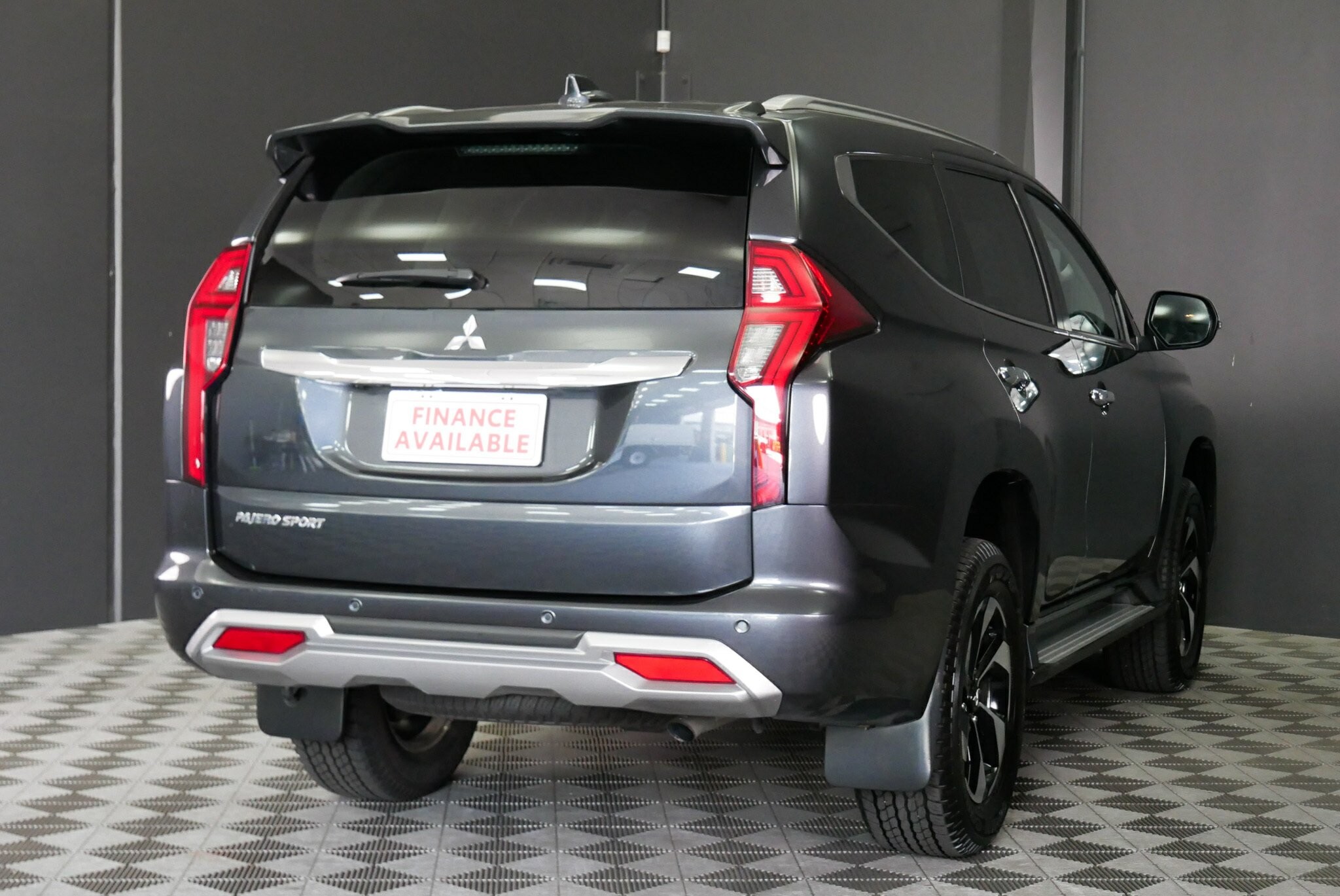Mitsubishi Pajero Sport image 4