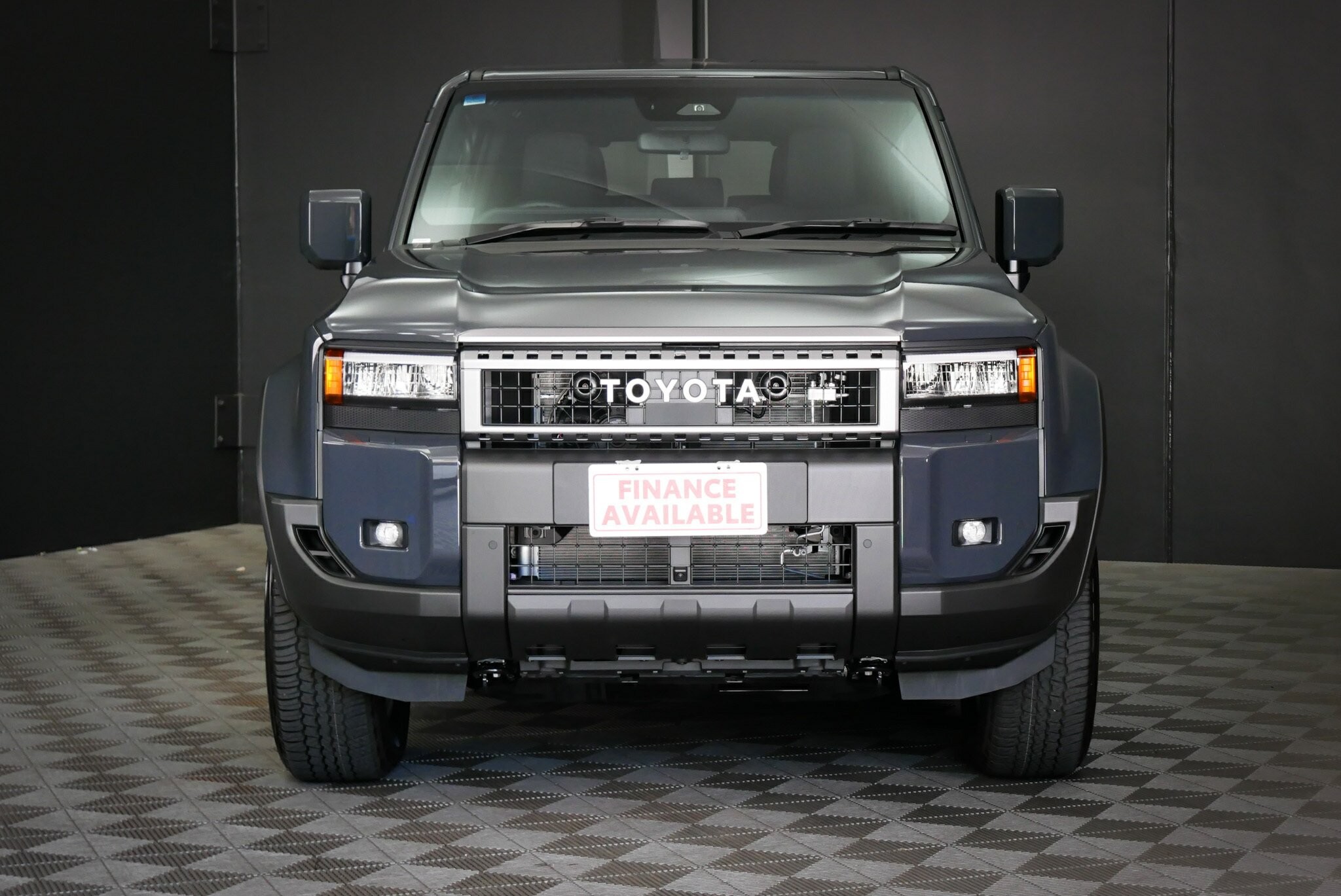 Toyota Landcruiser Prado image 2