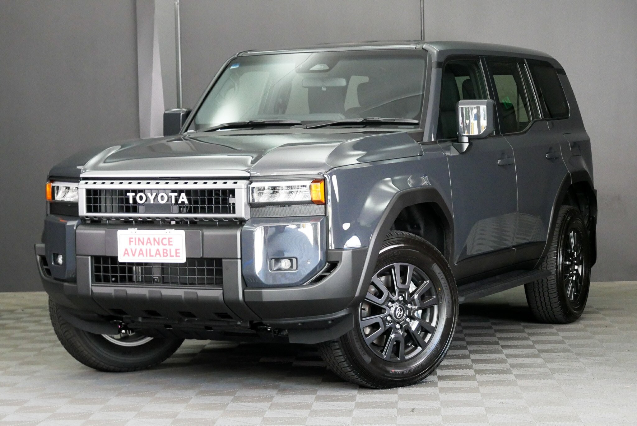 Toyota Landcruiser Prado image 3