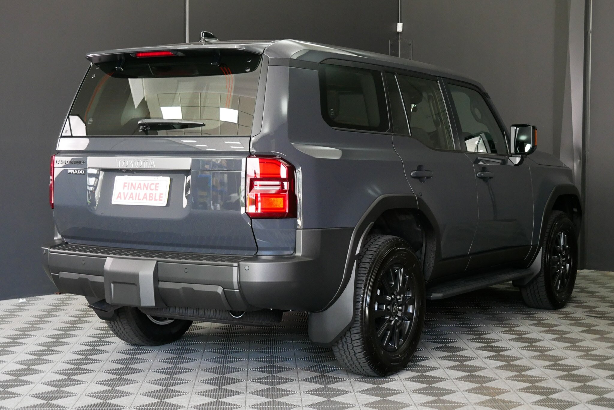 Toyota Landcruiser Prado image 4