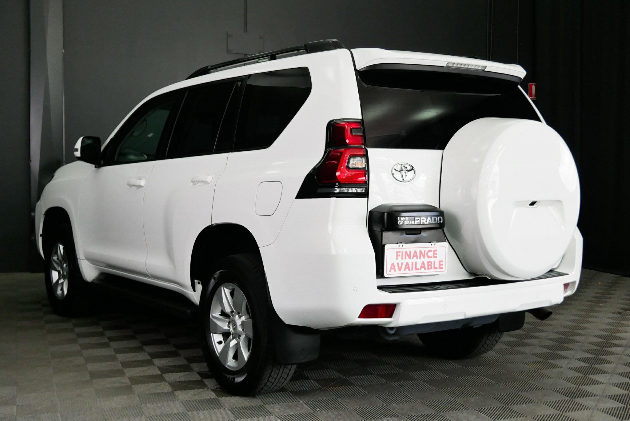 Toyota Landcruiser Prado image 4