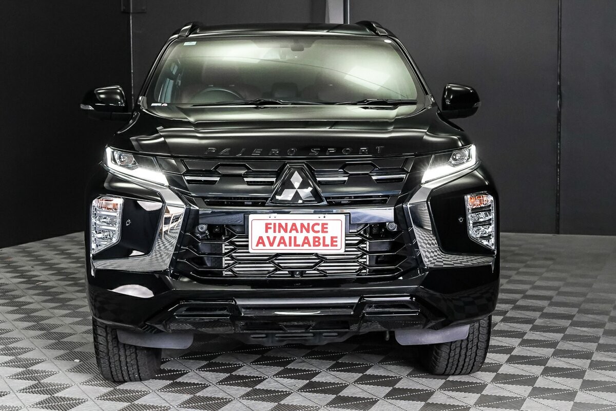 Mitsubishi Pajero Sport image 3
