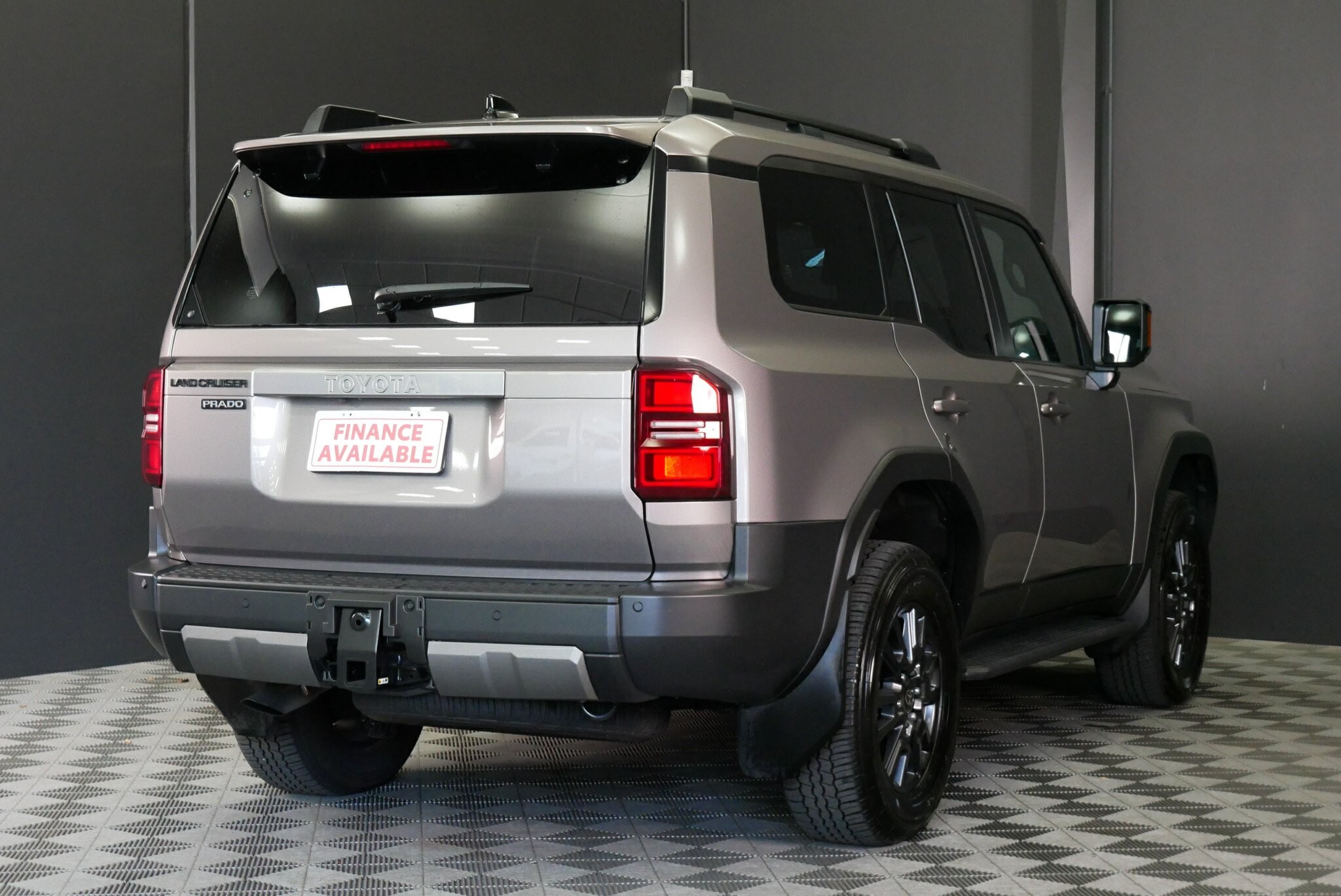 Toyota Landcruiser Prado image 4