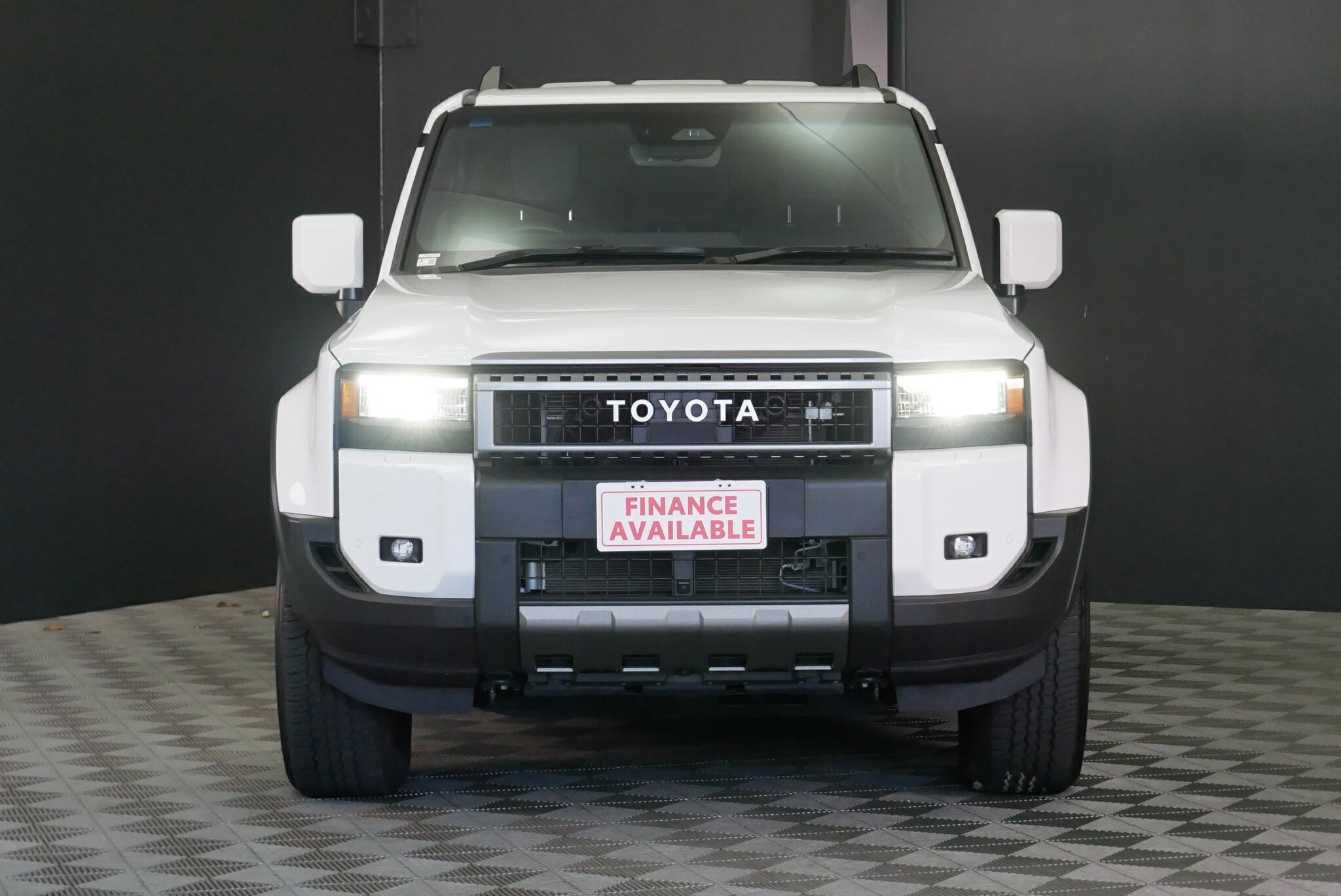 Toyota Landcruiser Prado image 2