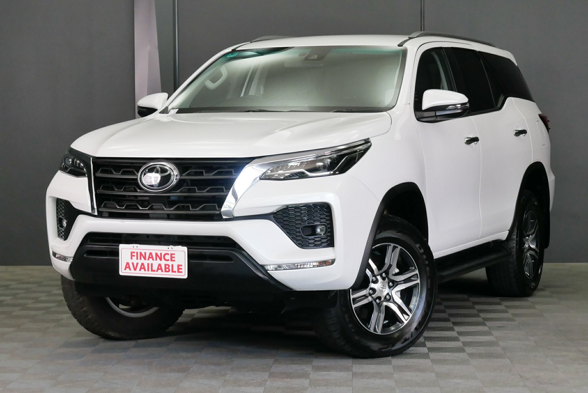 Toyota Fortuner image 3