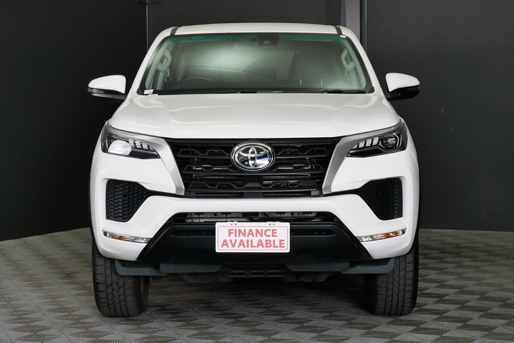 Toyota Fortuner image 2