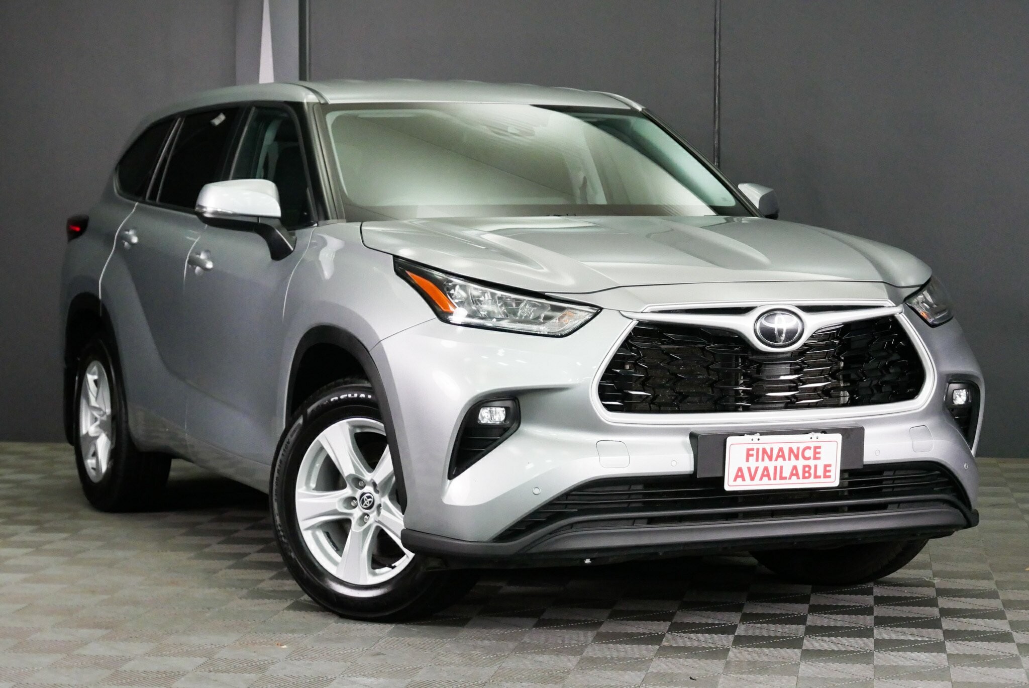 Toyota Kluger image 1