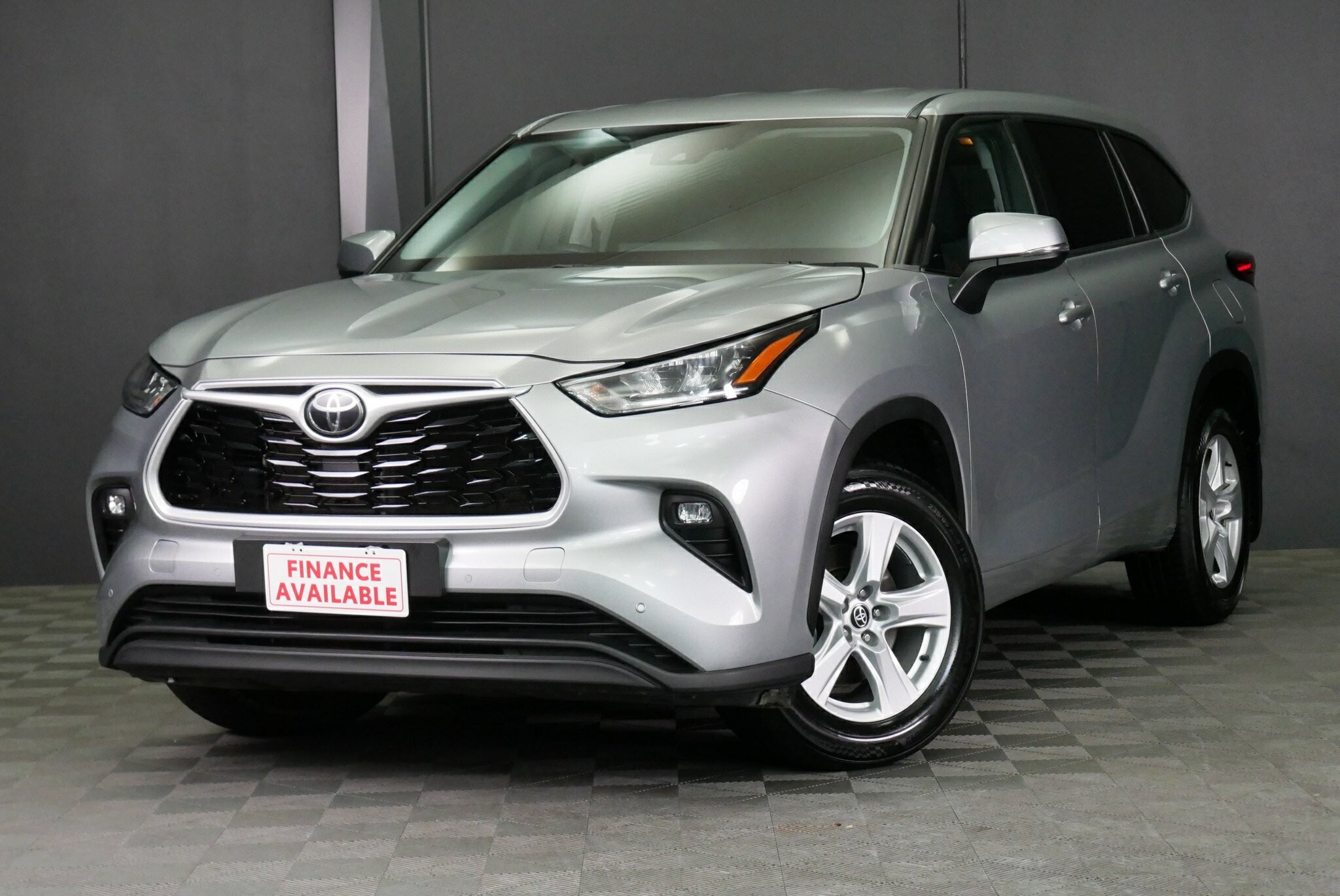 Toyota Kluger image 3