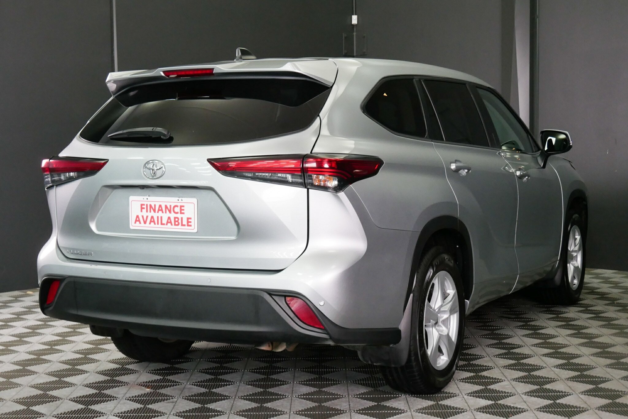 Toyota Kluger image 4