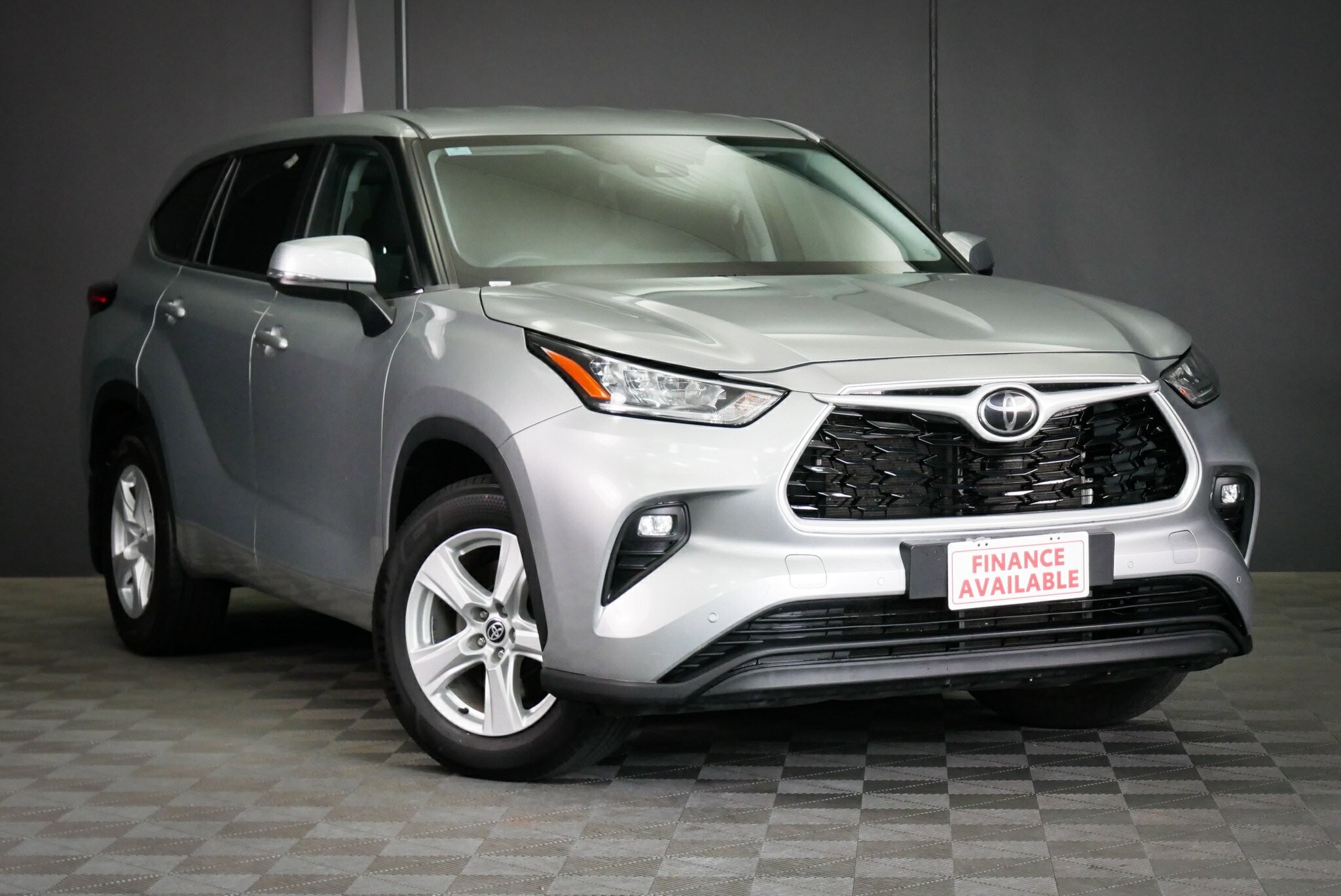Toyota Kluger image 1