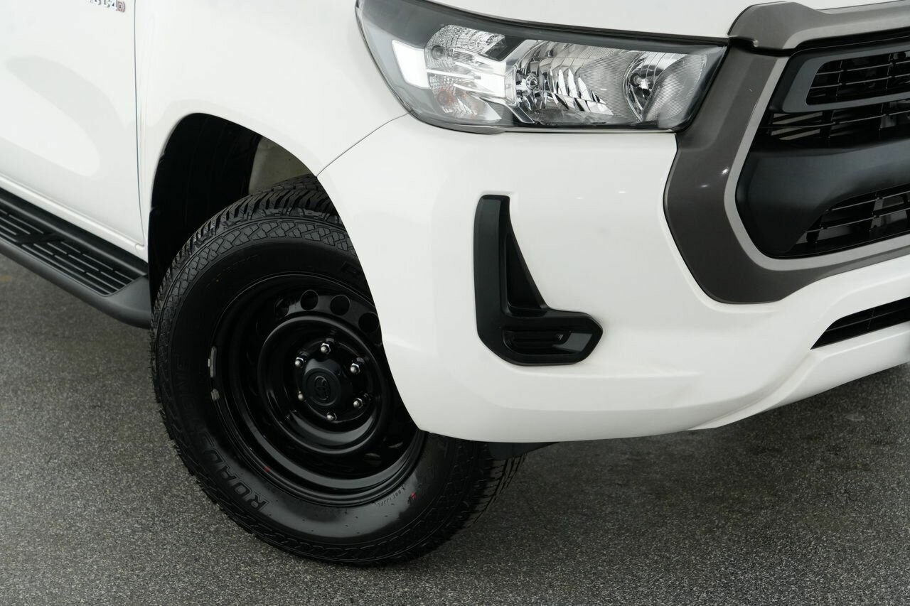 Toyota Hilux image 2