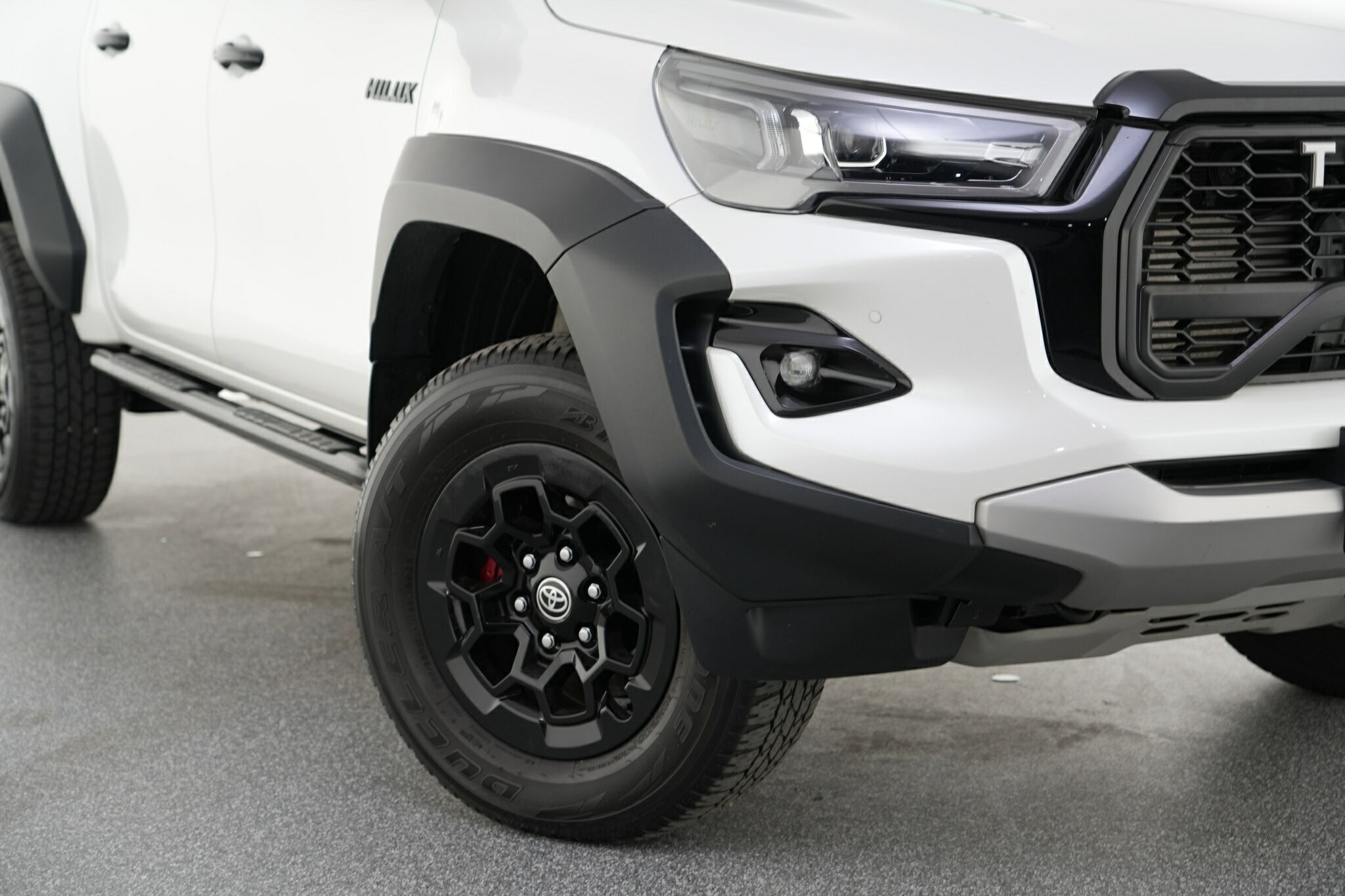 Toyota Hilux image 2