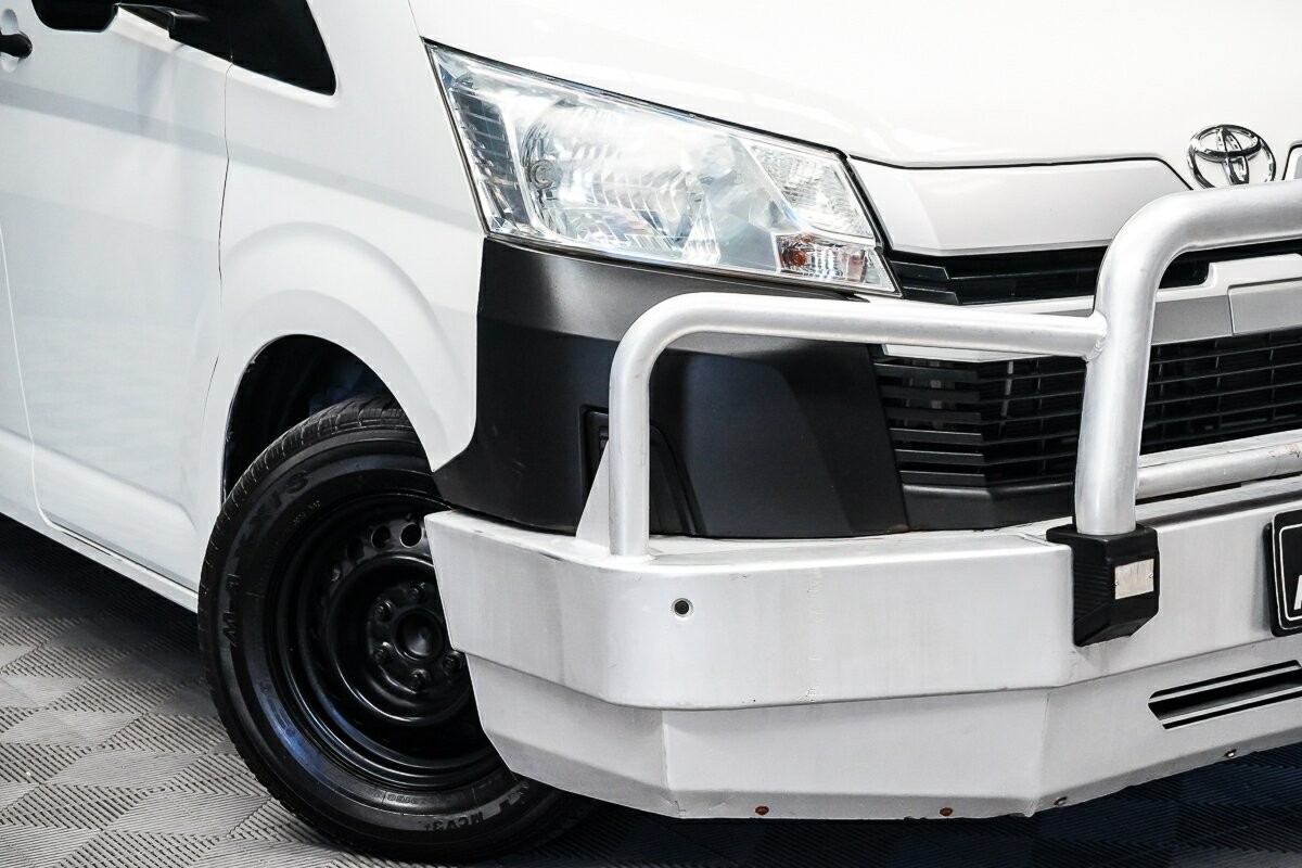 Toyota Hiace image 2