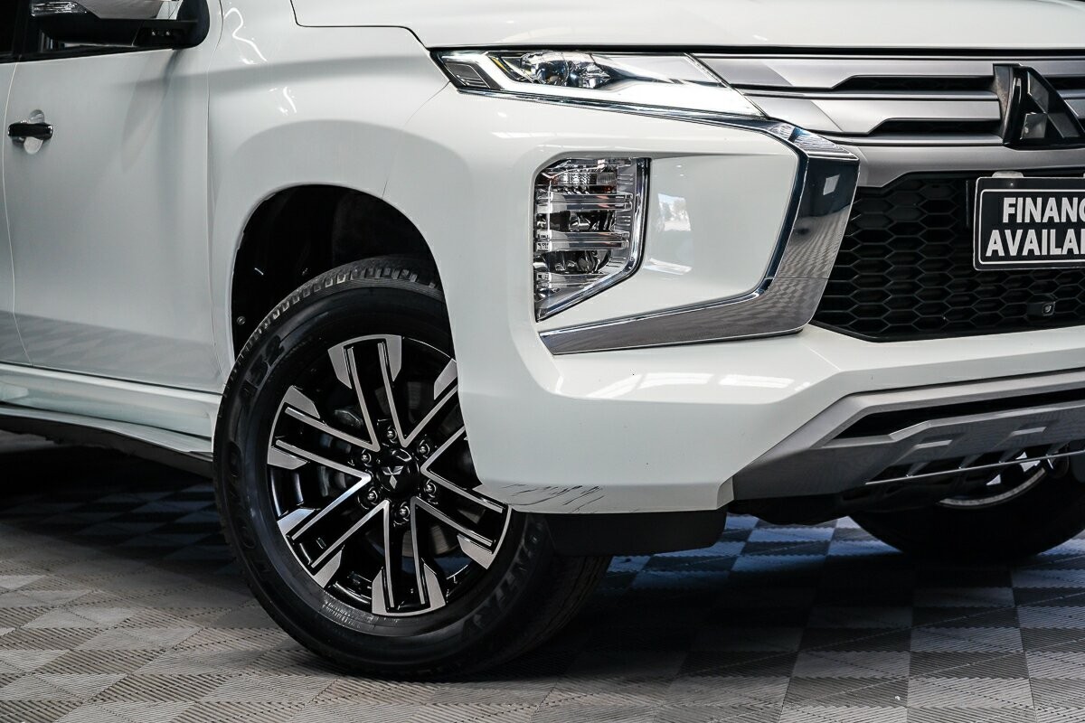 Mitsubishi Pajero Sport image 2