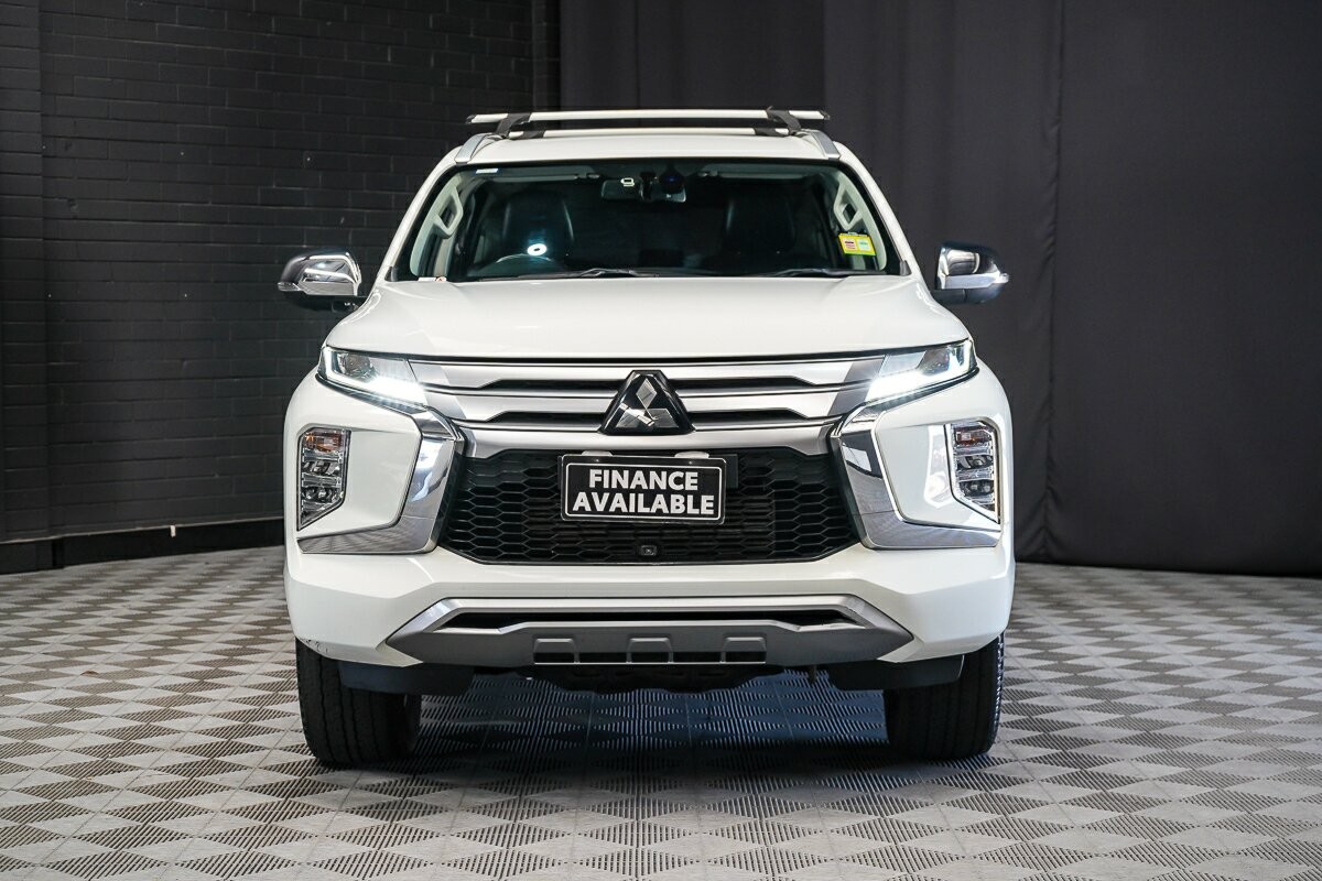 Mitsubishi Pajero Sport image 3