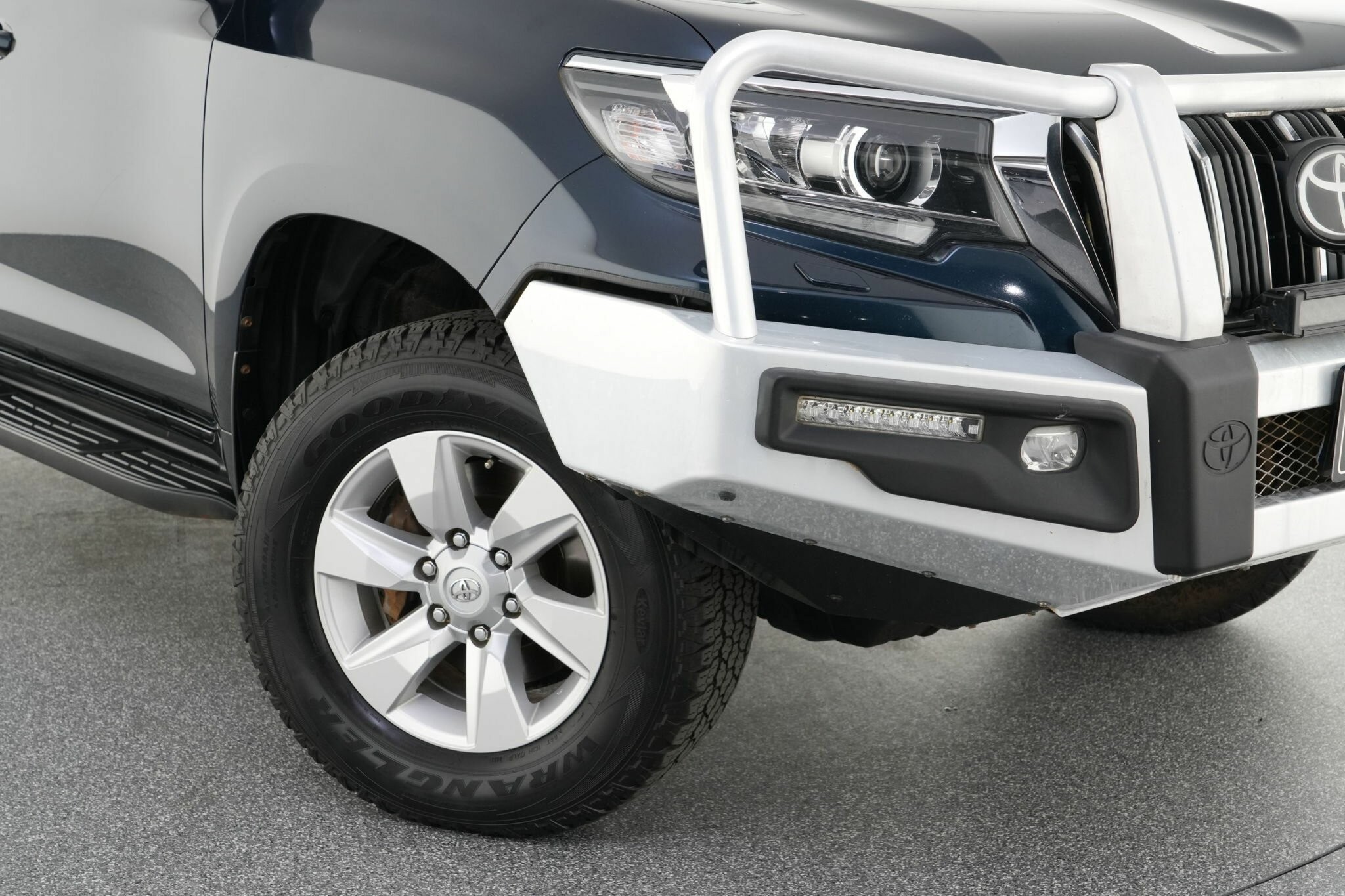 Toyota Landcruiser Prado image 2