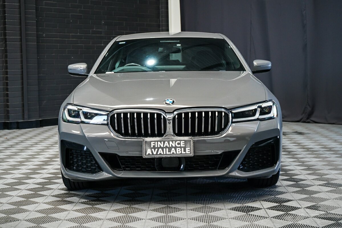 BMW 5 Series image 3