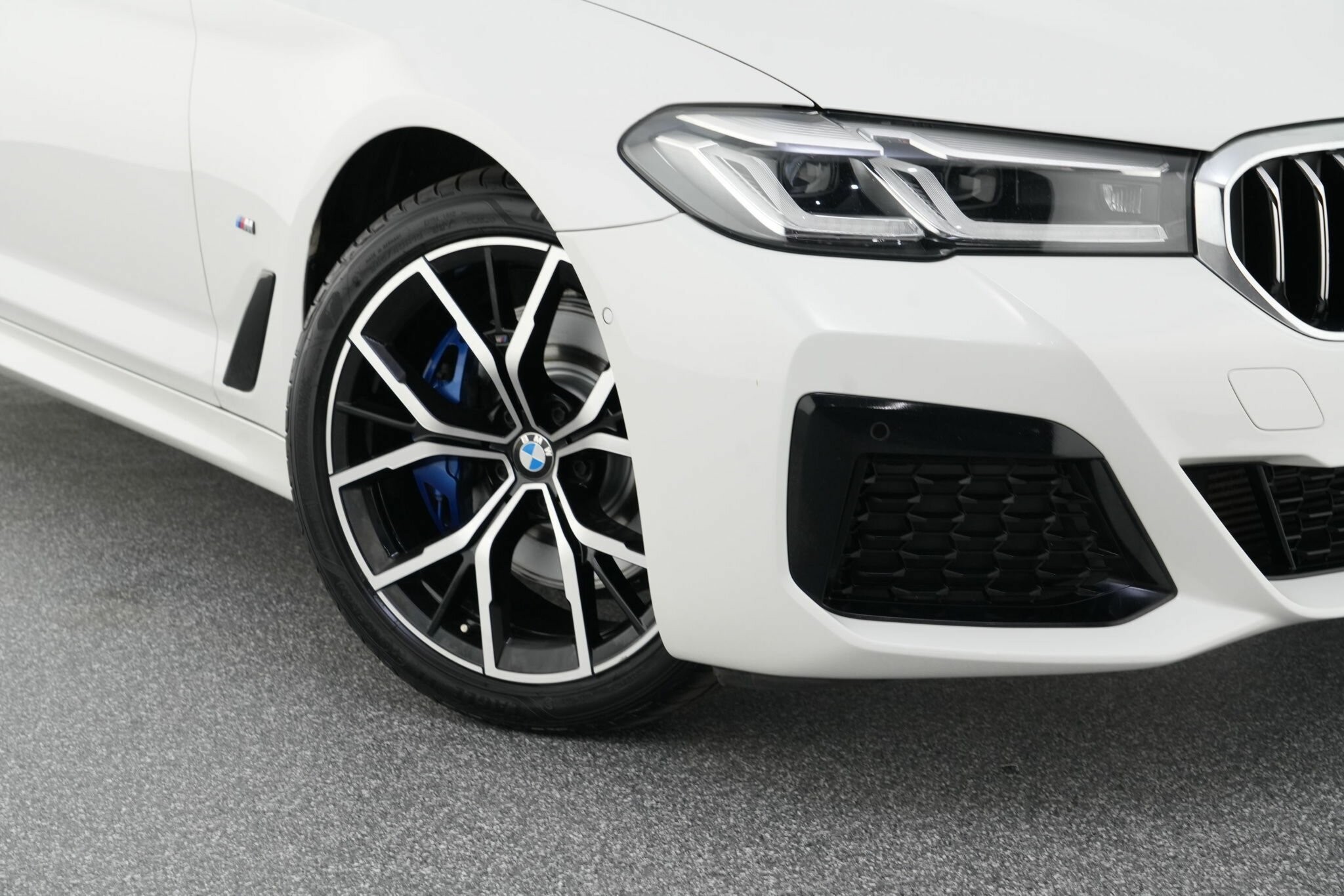 BMW 5 Series image 2