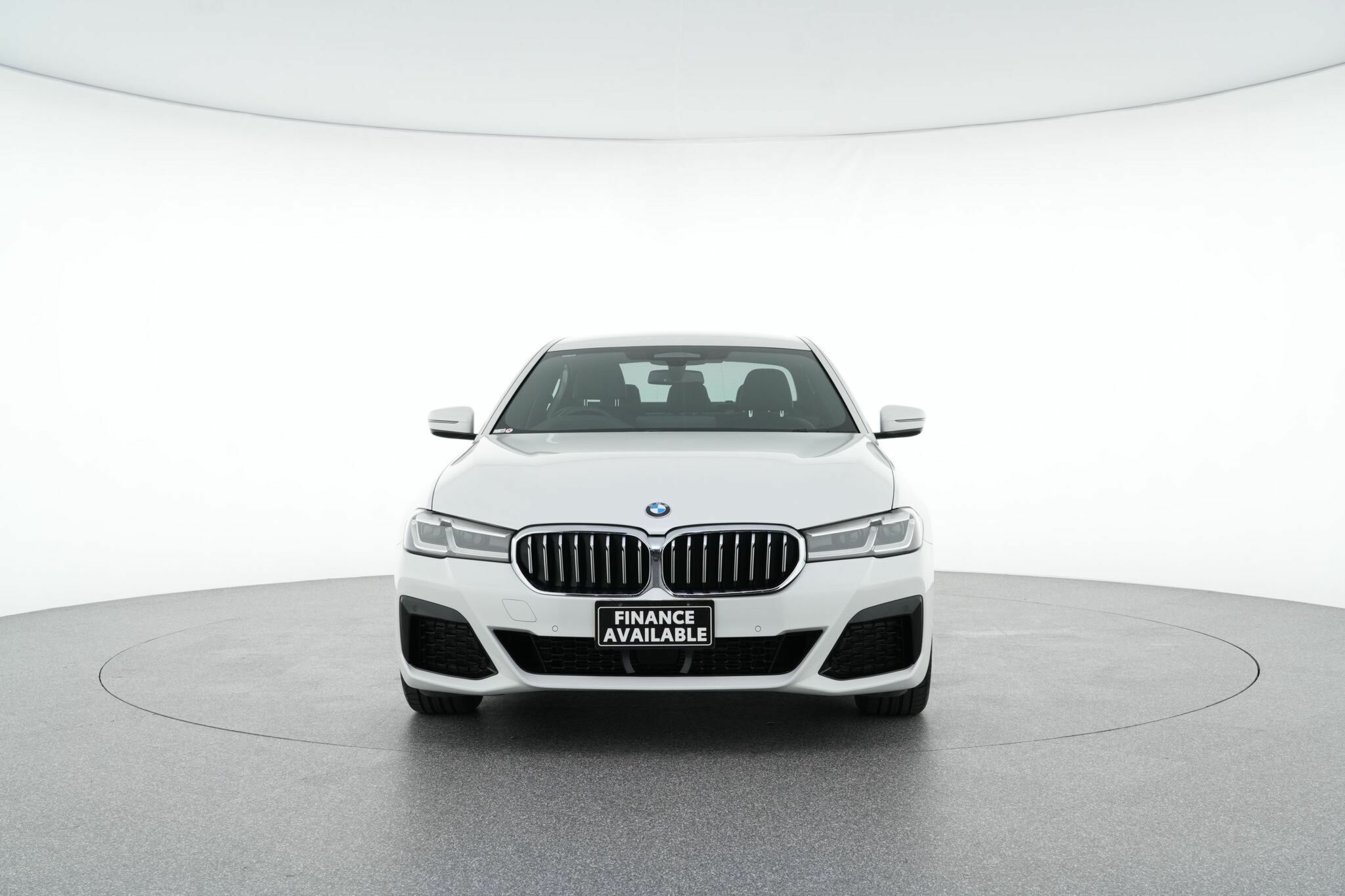 BMW 5 Series image 3