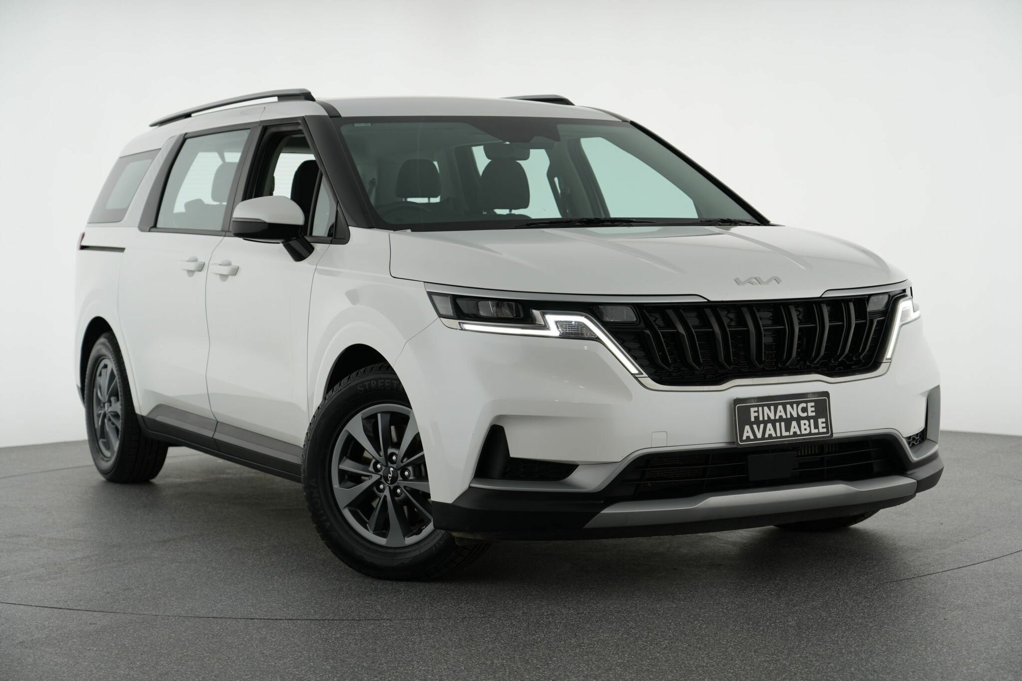 Kia Carnival image 1