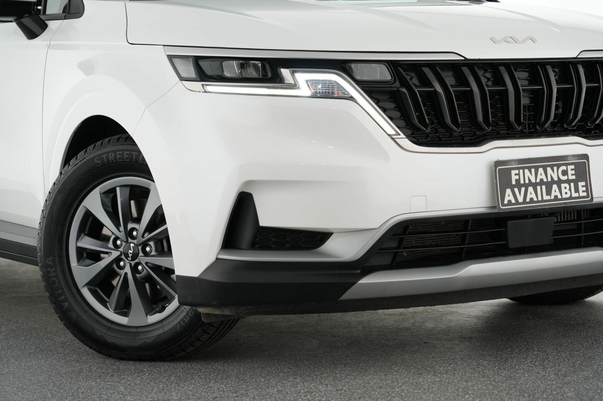 Kia Carnival image 2