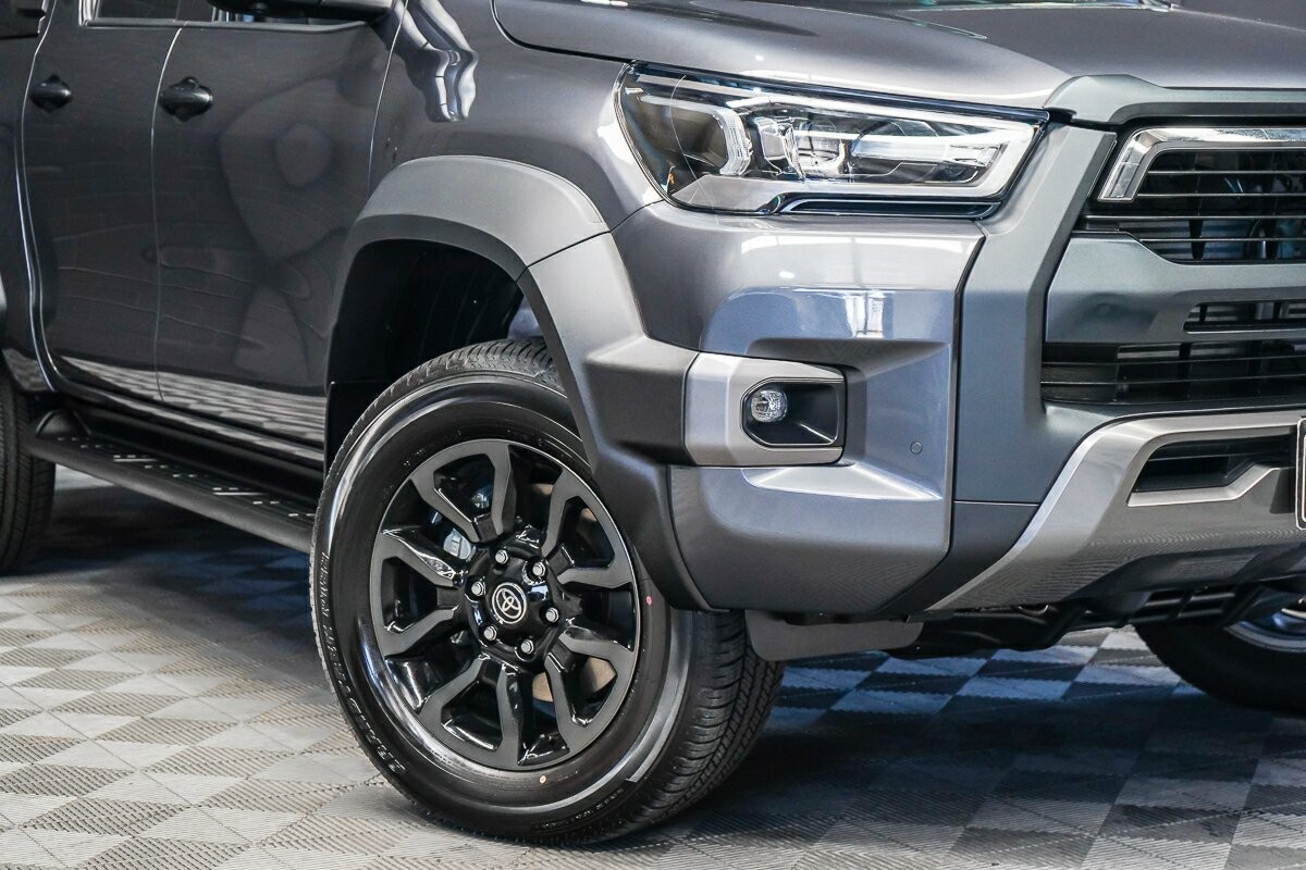 Toyota Hilux image 2