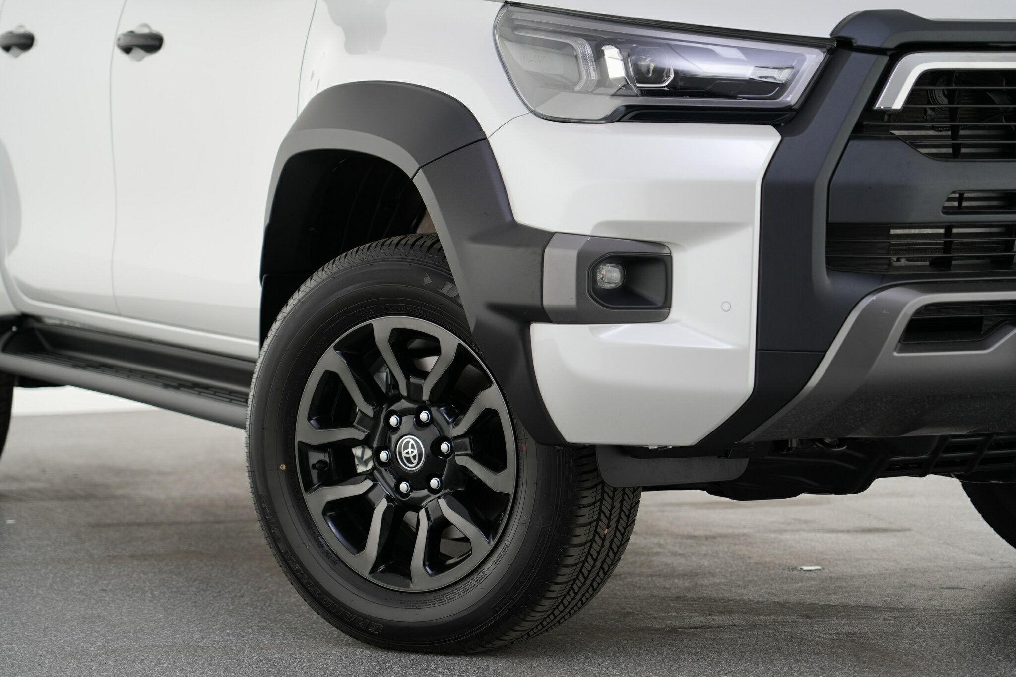 Toyota Hilux image 2